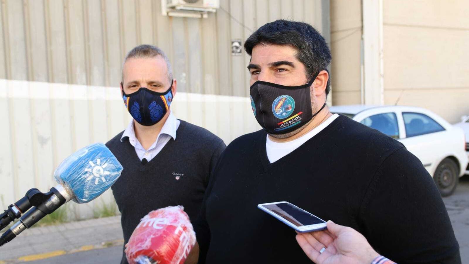 El secretario de comunicación y portavoz nacional de JUPOL, Pablo Pérez y el secretario provincial de JUPOL en Almería, Héctor José Gómez.