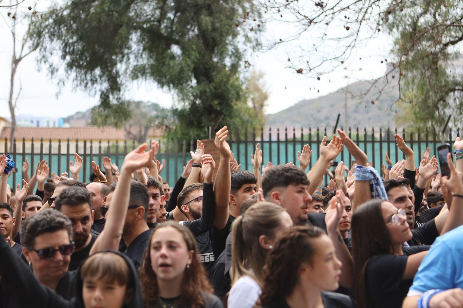Aficionados manifestándose antes de un partido. Aficionados manifestándose antes de un partido.