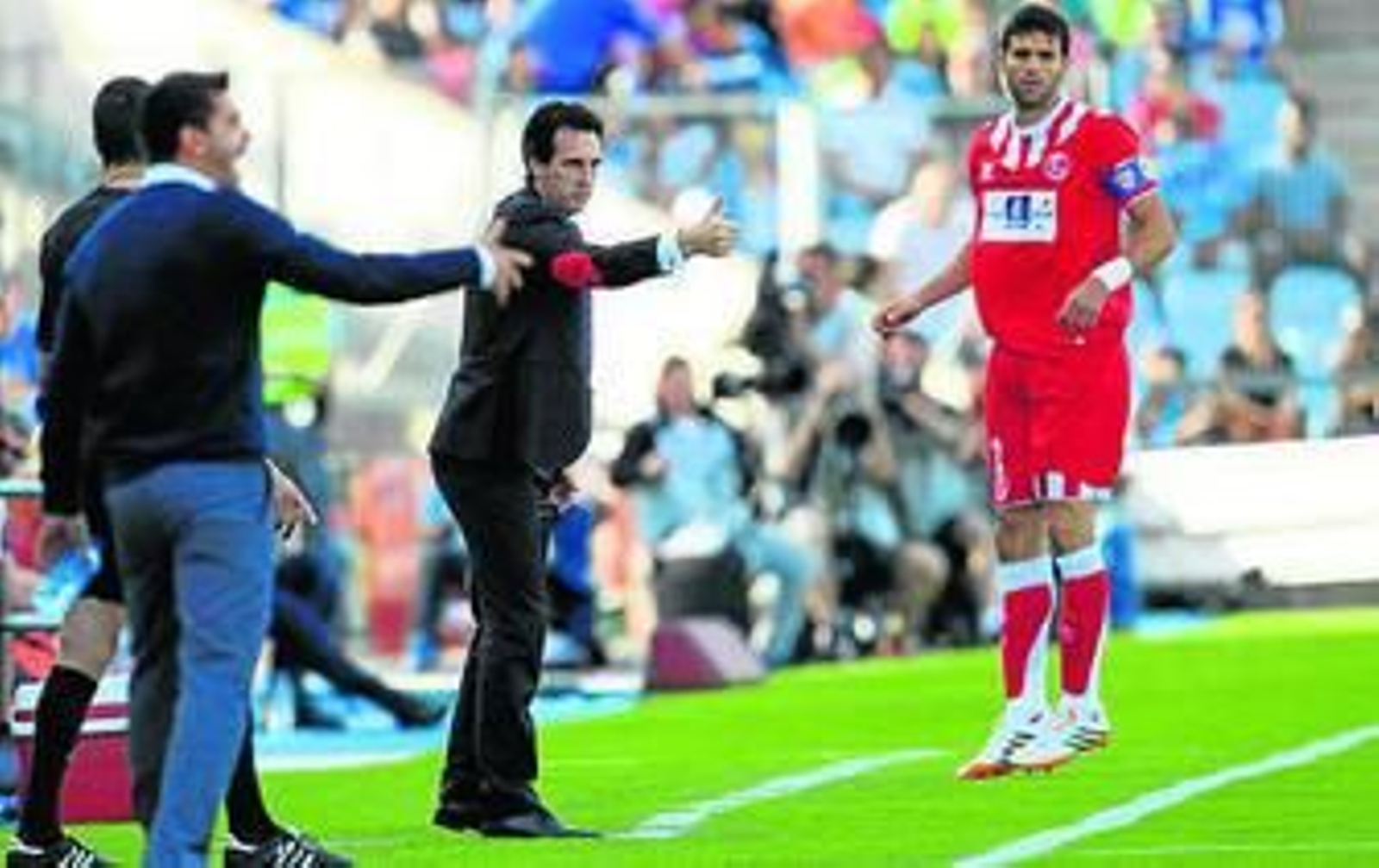 Unai Emery da instrucciones entre Contra y Fazio.