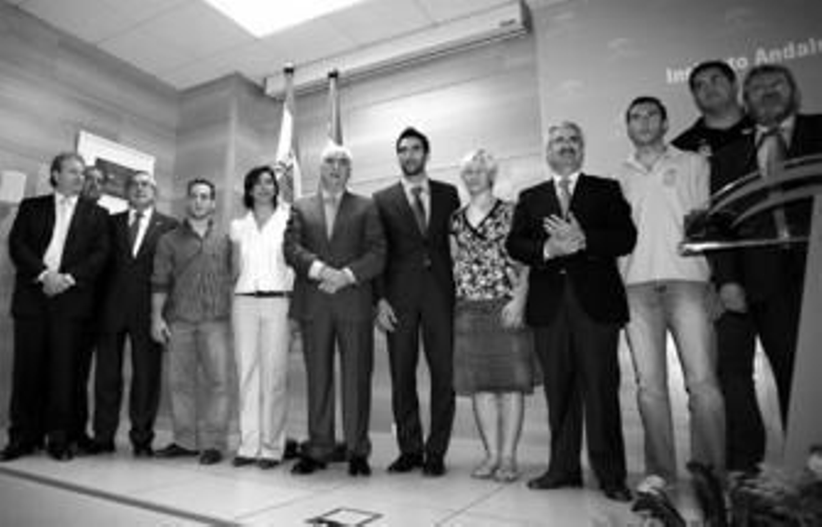 Luciano Alonso, en el centro, junto a algunos de los asistentes a su exposición.