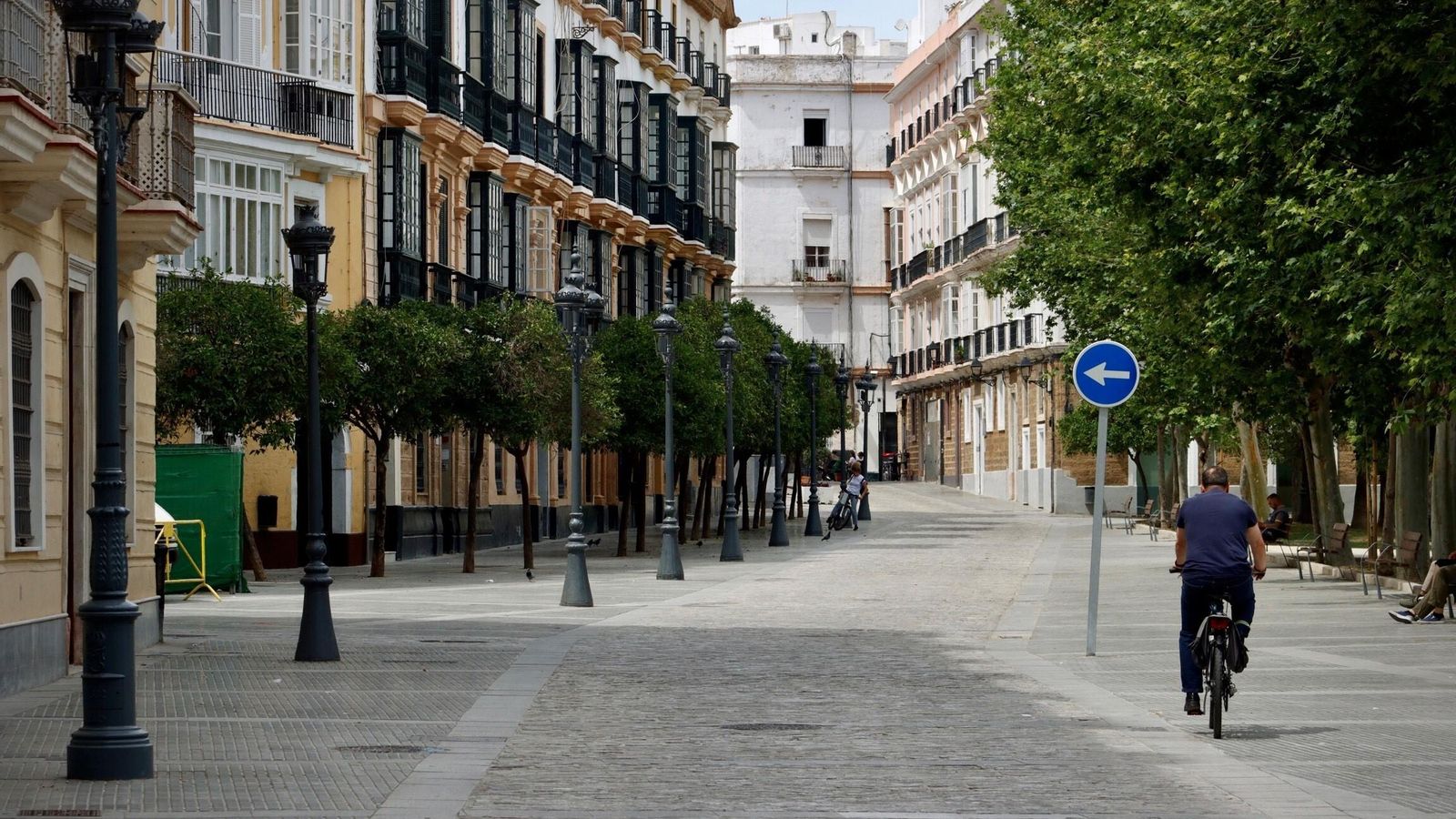 Un ciclista pasa junto a la parte peatonalizada de la plaza de España.