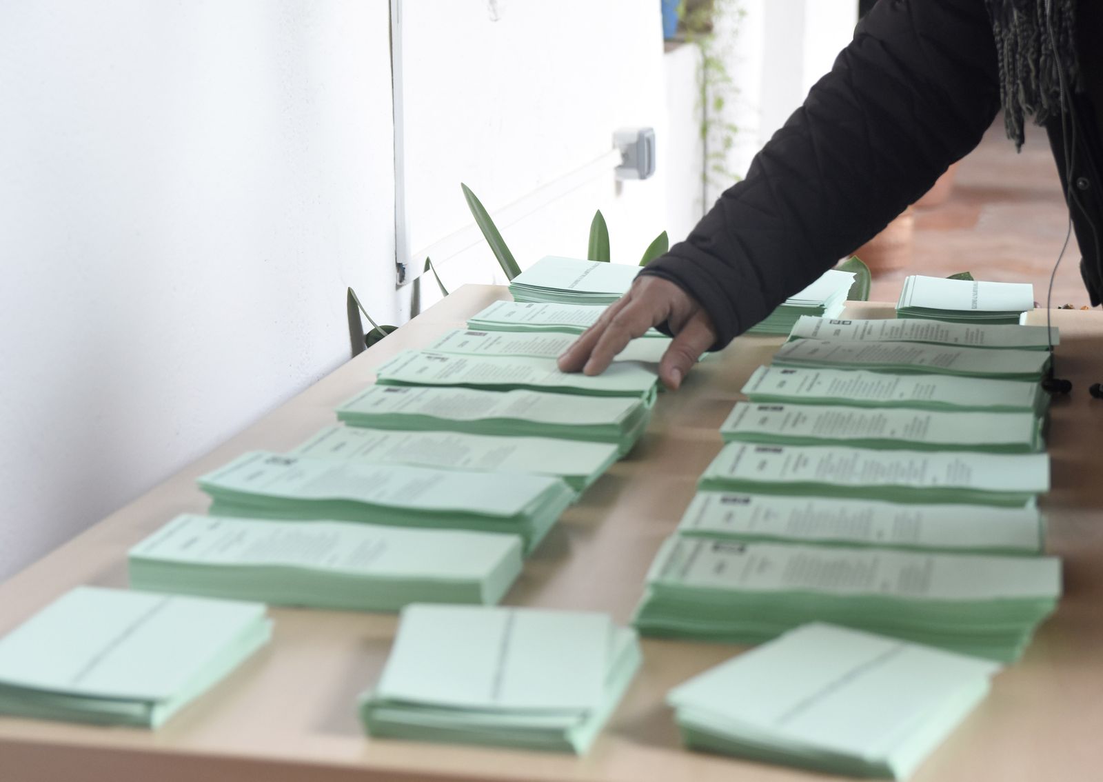 Un votante elige una papeleta en un colegio electoral de Andalucía el pasado 2 de diciembre.