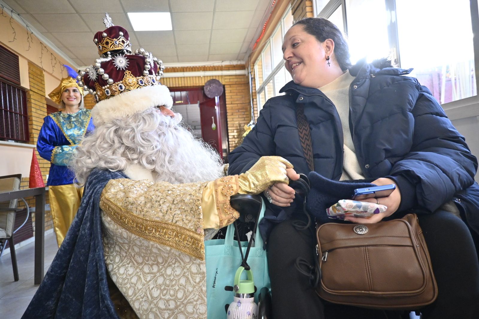Recorrido fotográfico de los Reyes Magos por el hospital y los centros de mayores en la mañana del 5 de enero en Huelva