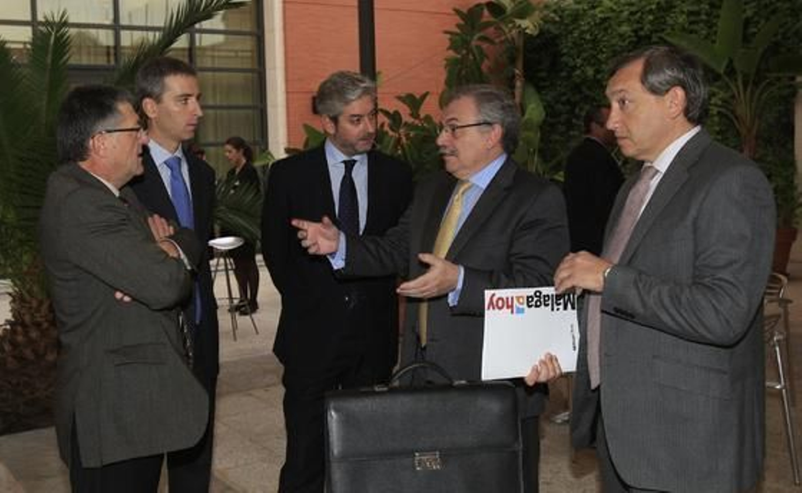 Leopoldo Maeztu, Germán del Real y Antonio Moreno, directivos de Alstom España, conversan con Teófilo Serrano, presidente de Renfe, y Antonio Méndez, director de 'Málaga Hoy'.

Foto: Sergio Camacho