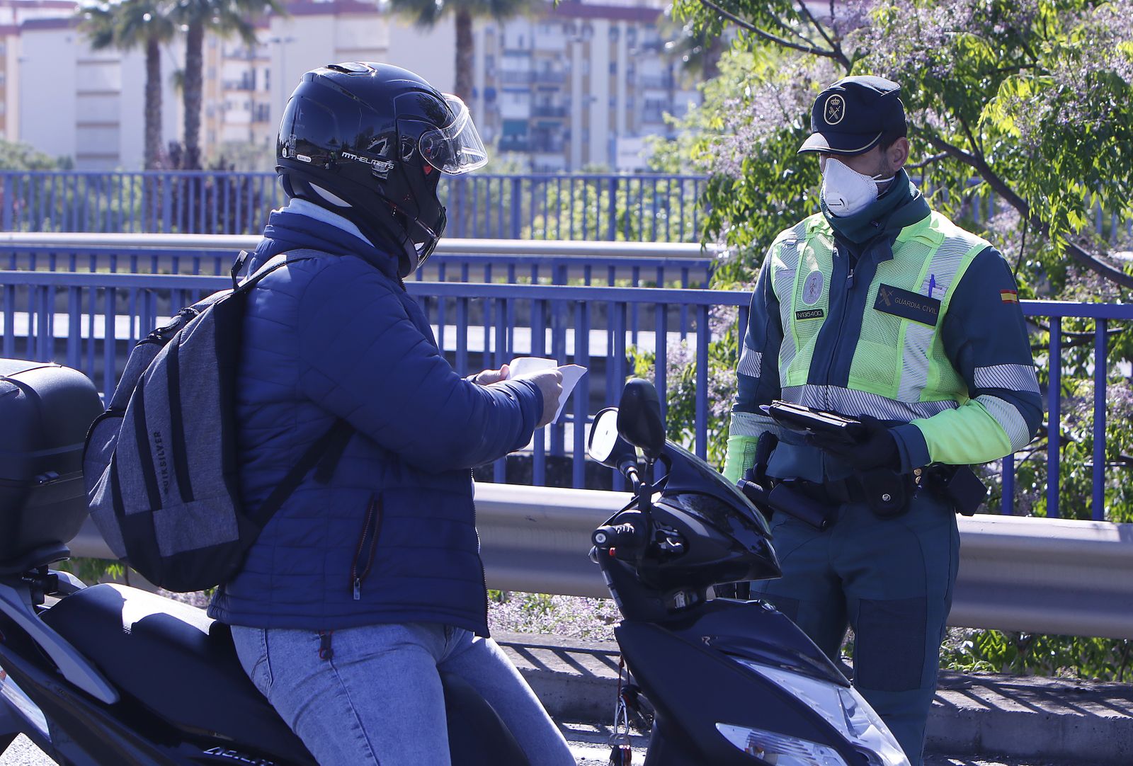 Controles de la Guardia Civil y Policía Local agradeciendo aplausos