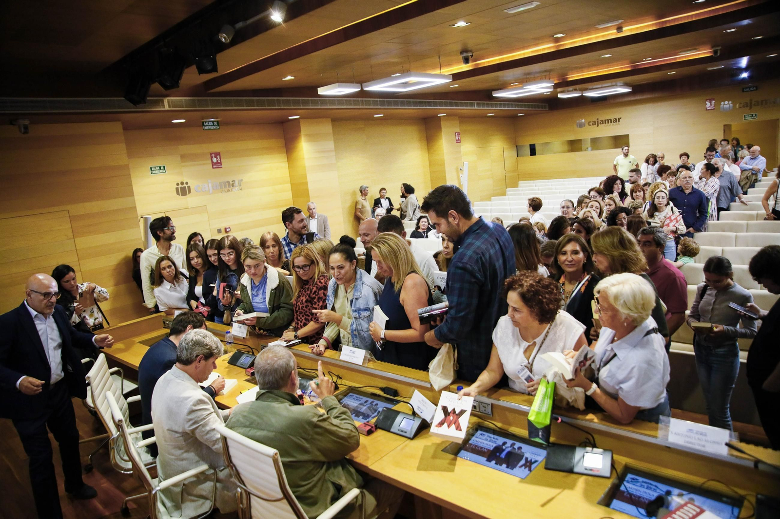 Carmen Mola presenta su libro "El clan" en la Casa de las mariposas de Almería, en imágenes