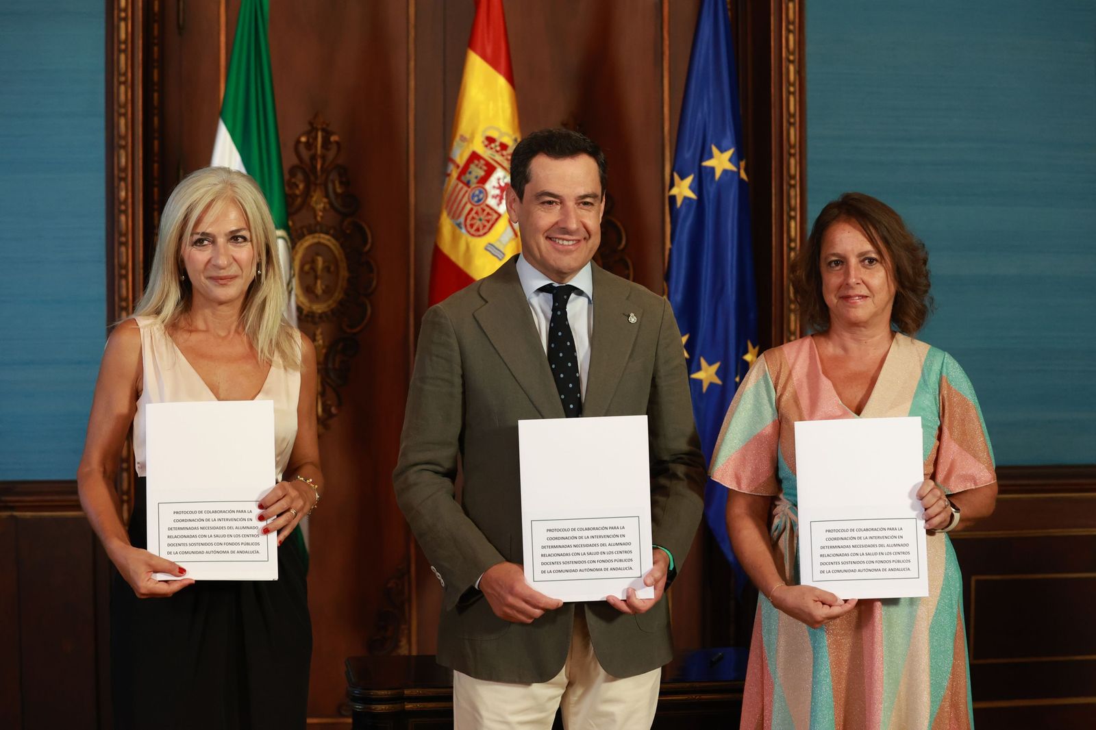 El presidente de la Junta, Juanma Moreno, con las consejeras de Educación y Salud, Patricia del Pozo y Catalina García, este jueves en San Telmo.