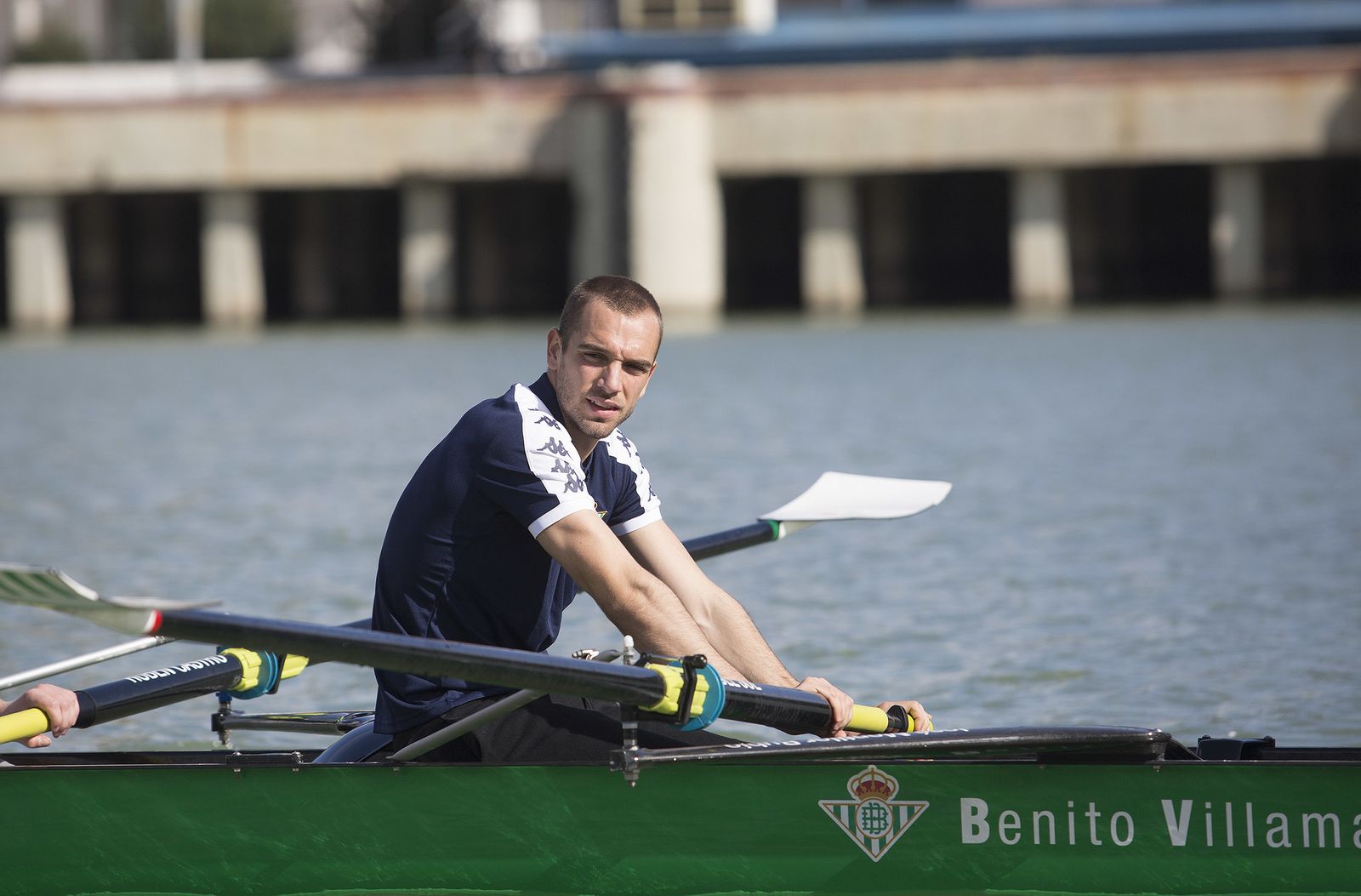 El meta verdiblanco Pau López en la piragüa del Betis.
