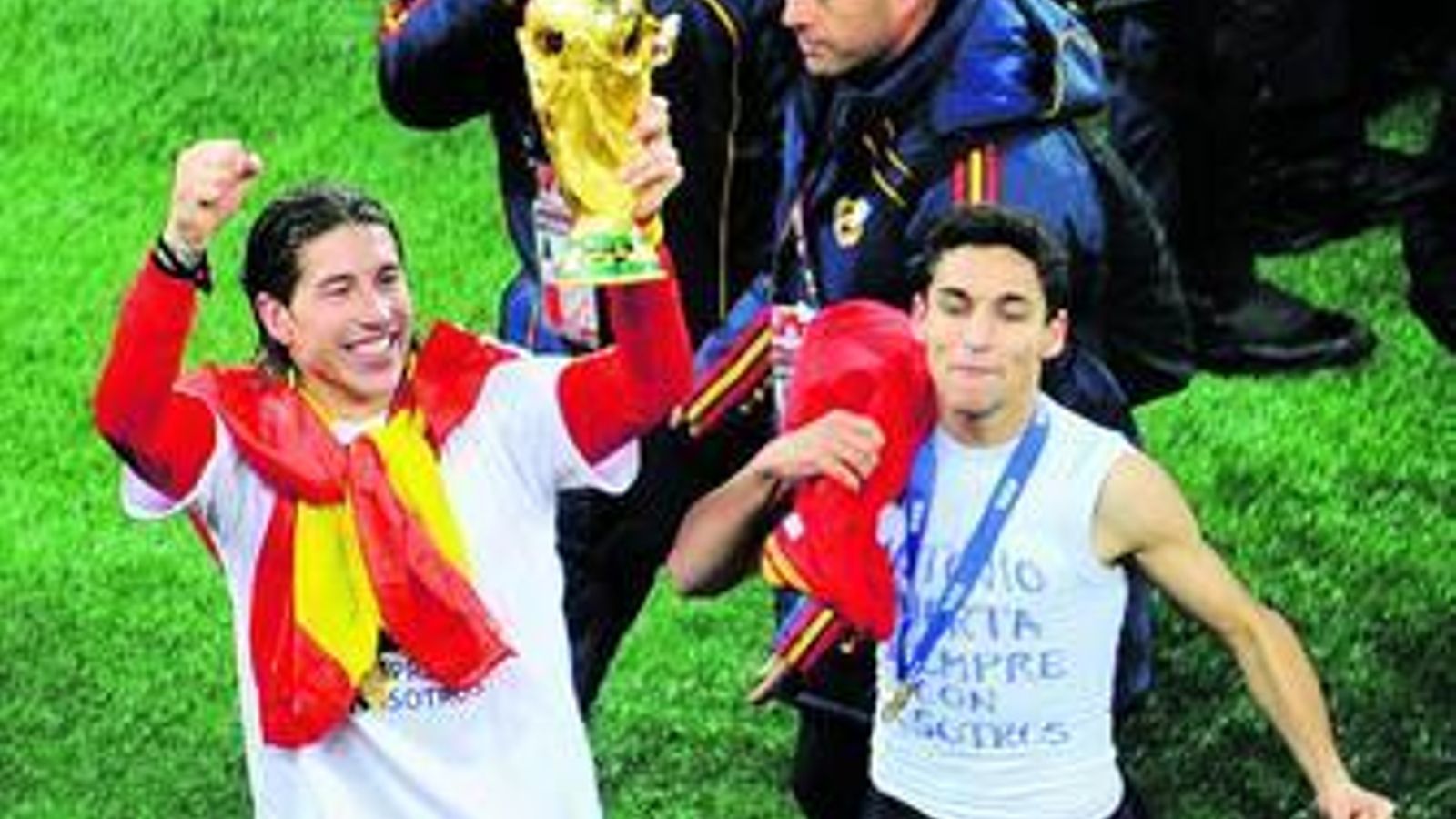 Sergio Ramos y Jesús Navas, con la Copa el Mundo en Johannesburgo, en 2010.