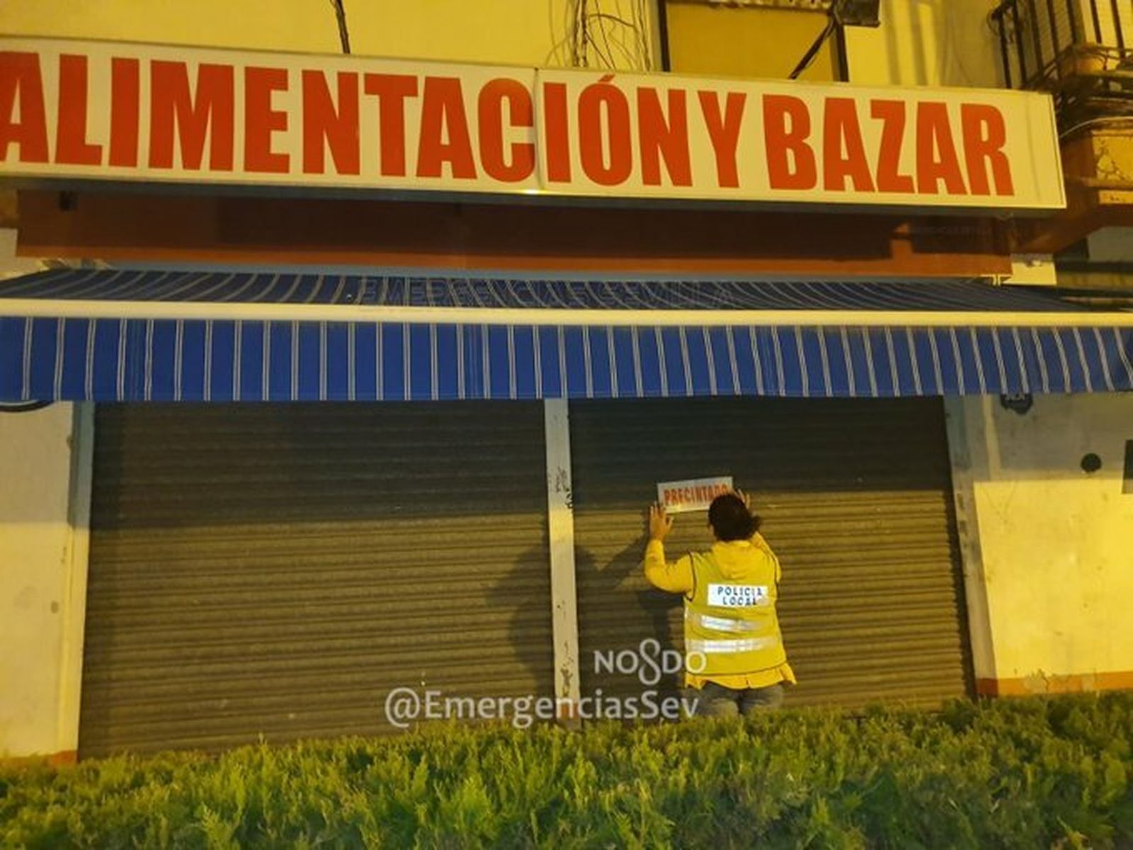 La tienda de alimentación precintada en la calle Manuel Arellano.