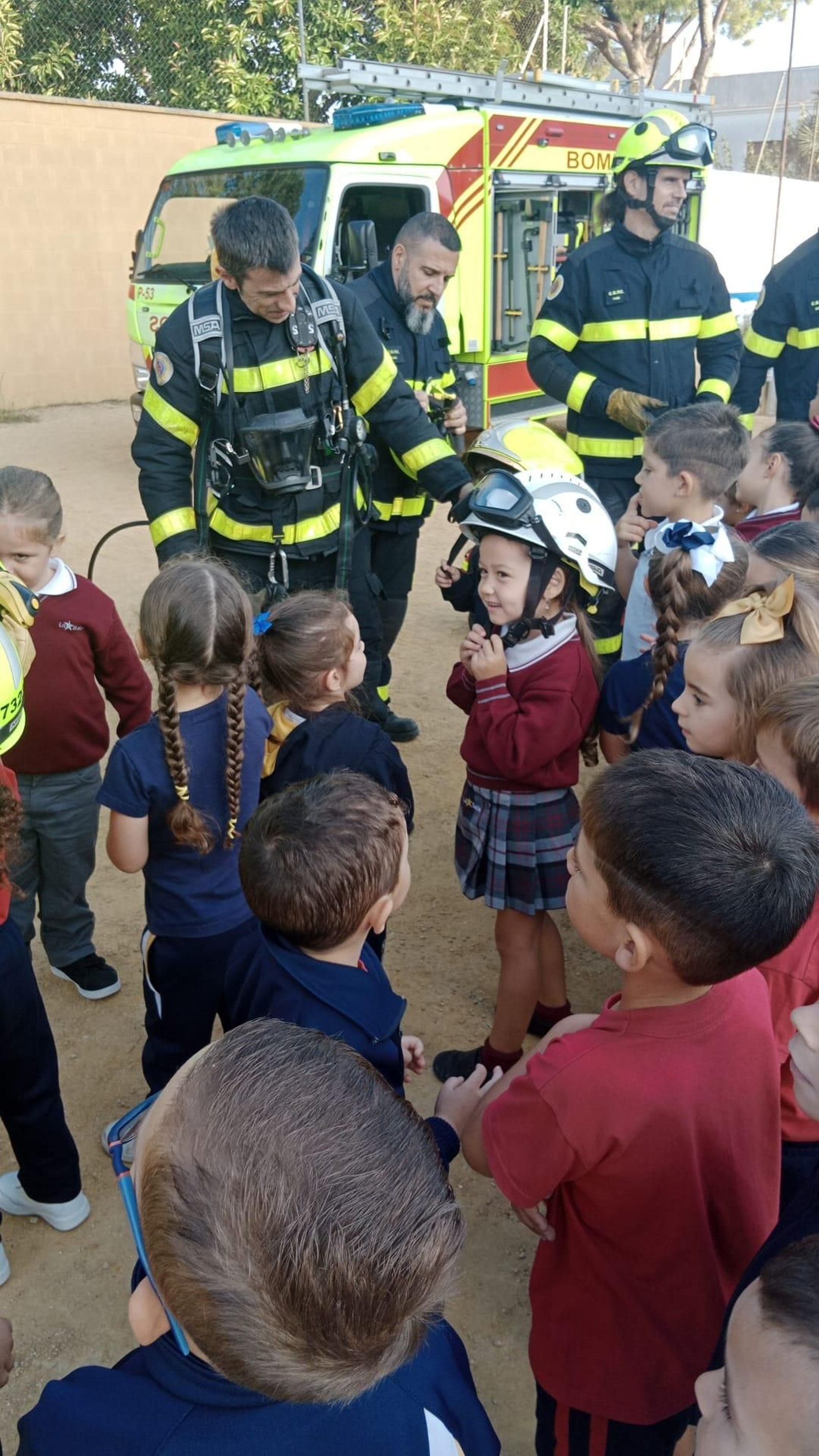 Una imagen de la visita de los bomberos al colegio. Una imagen de la visita de los bomberos al colegio.