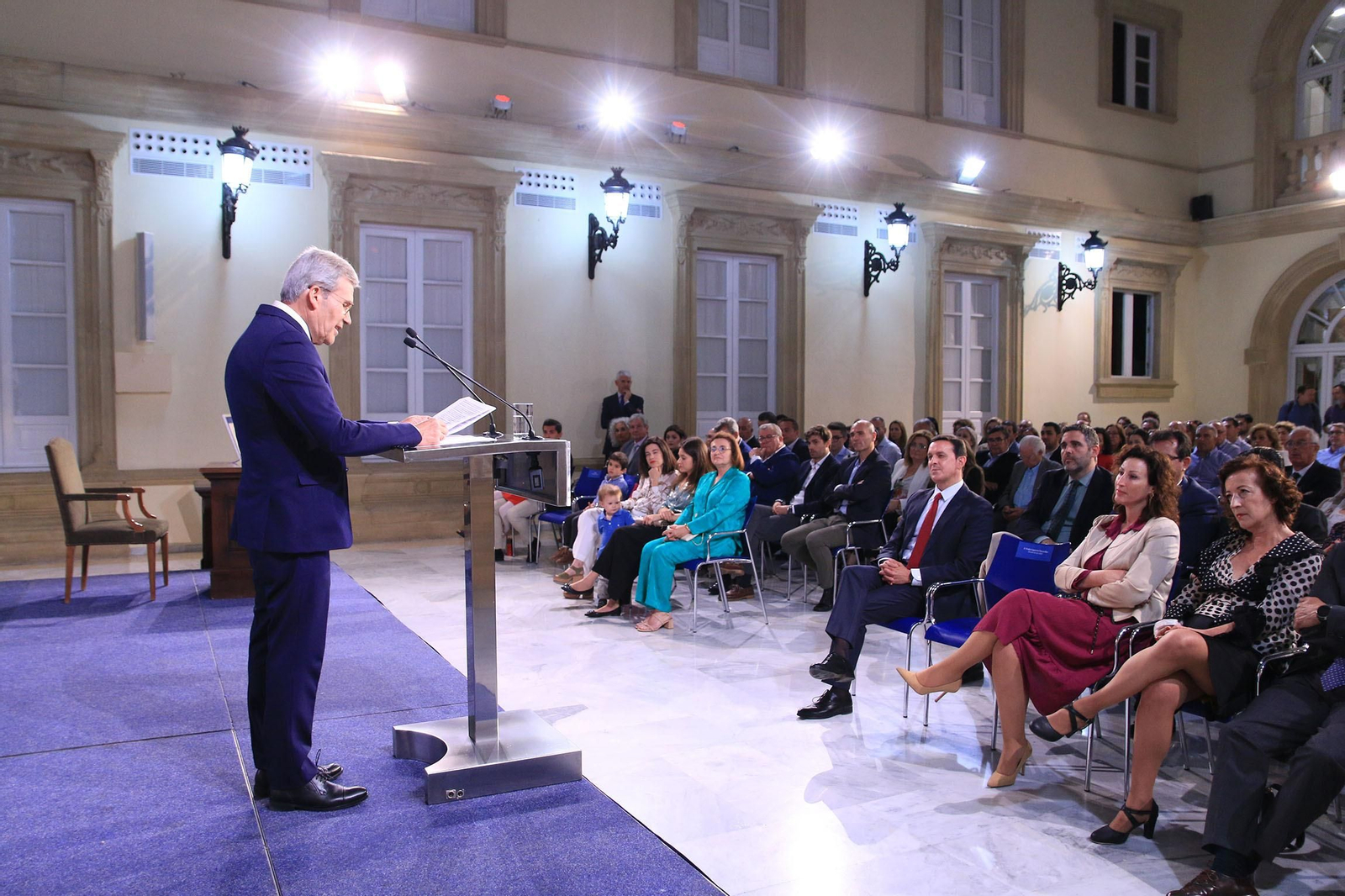 La diputación impone el Escudo de la Provincia a Pedro Caparrós