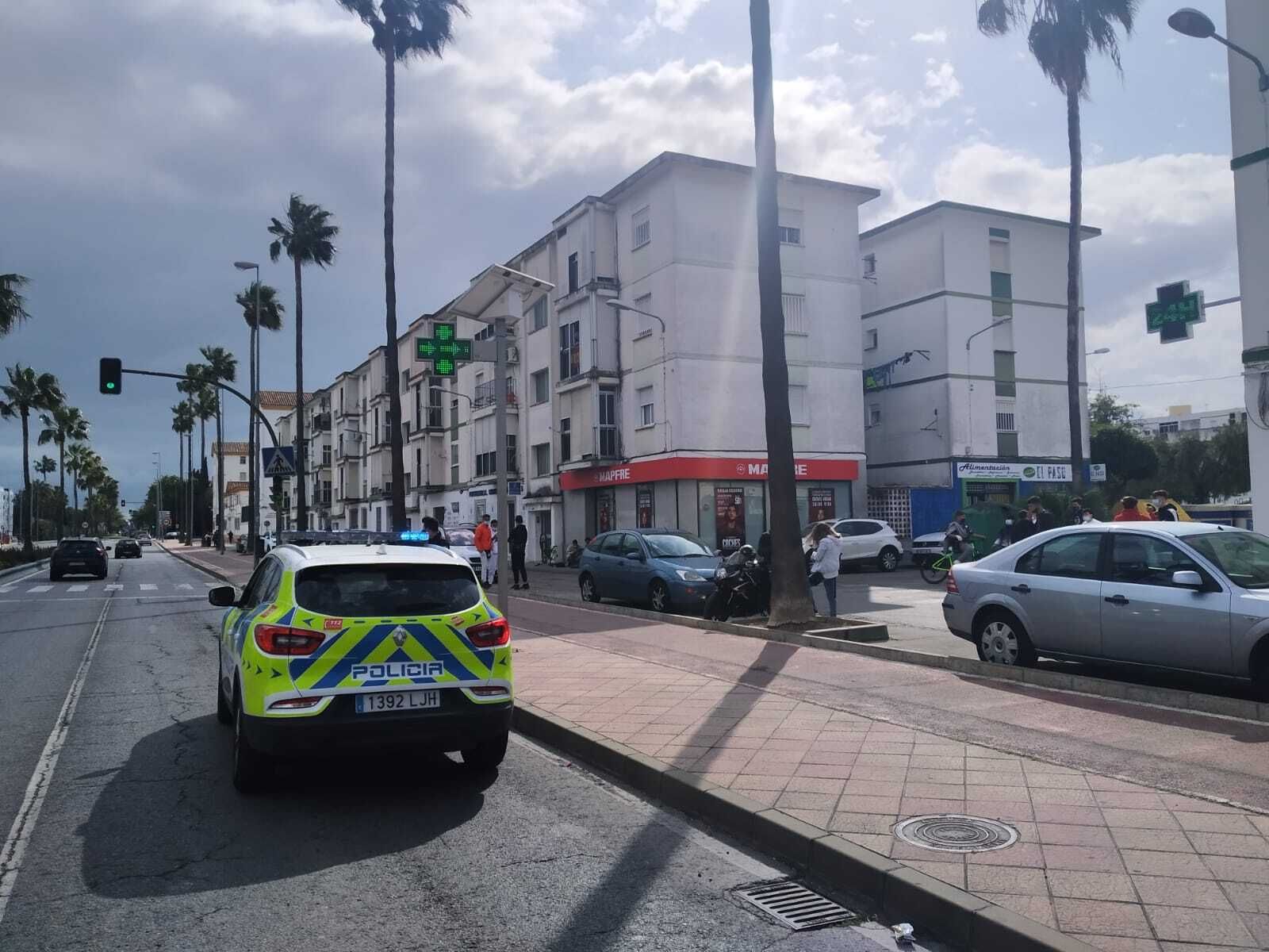 Un vehículo policial patrullando por una de las avenidas de El Puerto.
