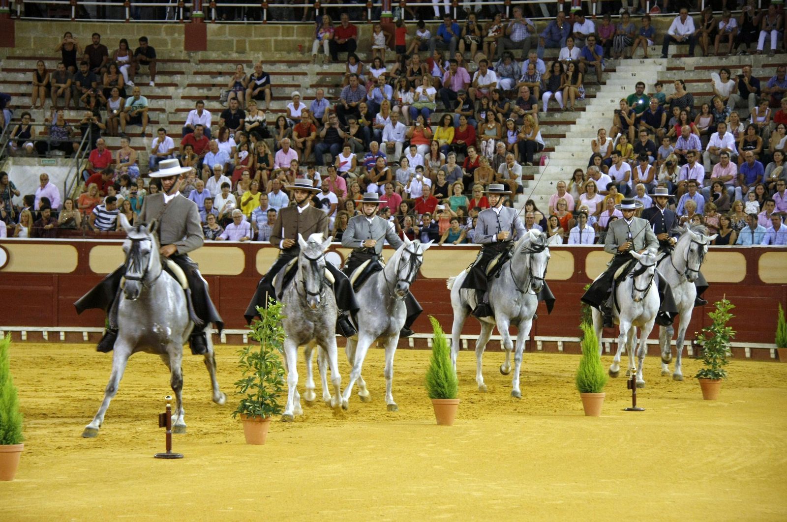 El esfuerzo de los jinetes y los caballos se vio reflejado en el coso taurino portuense ante el numeroso público asistente.