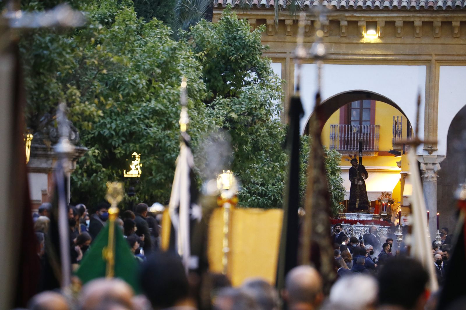 El vía crucis de las hermandades de Córdoba con el Señor del Calvario, en imágenes