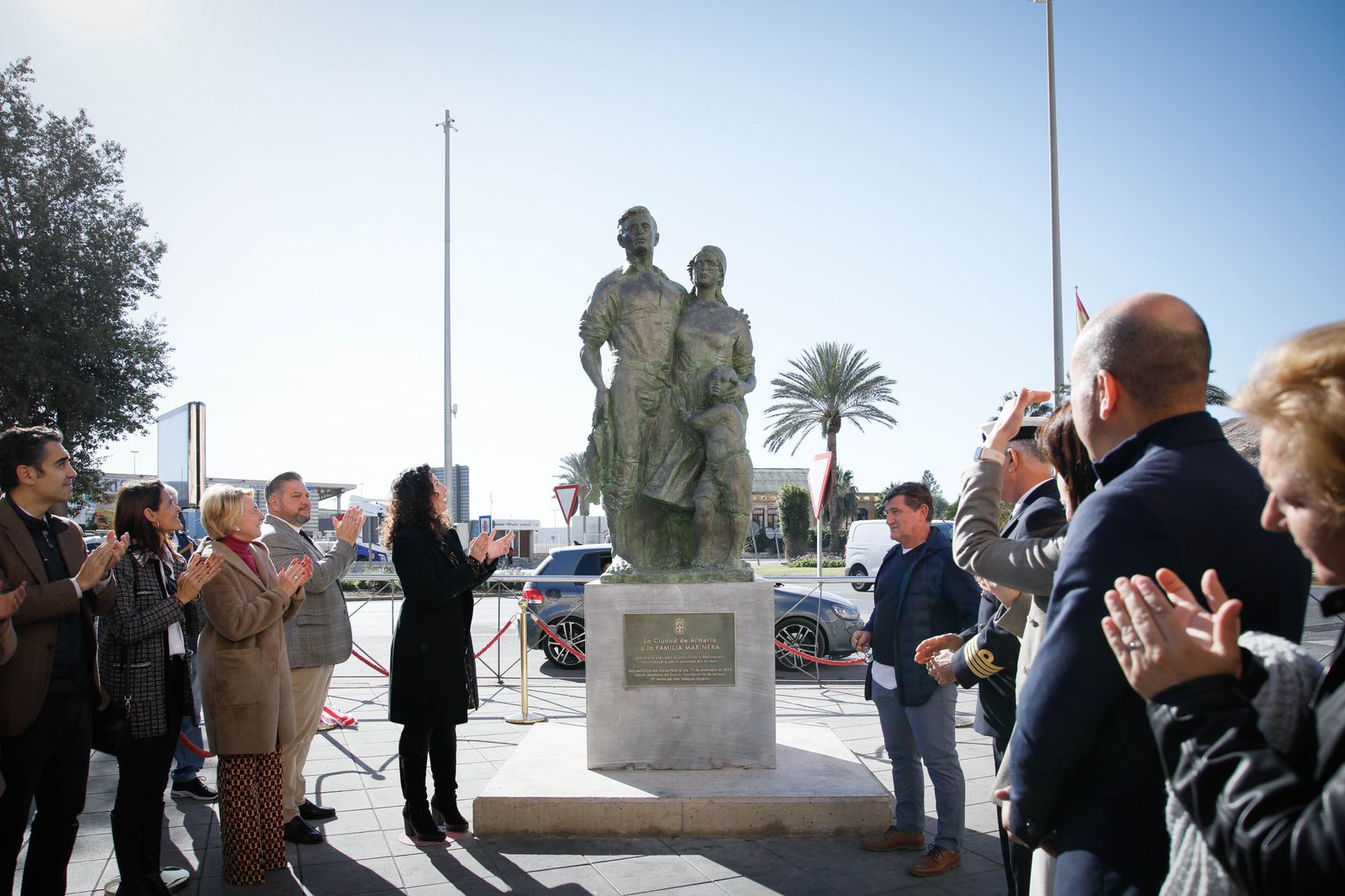 Imágenes de la inauguración sobre escultura ‘Familia Marinera’, del escultor Francisco Javier Galán, en homenaje a las familias de pescadores en Pescadería-La Chanca