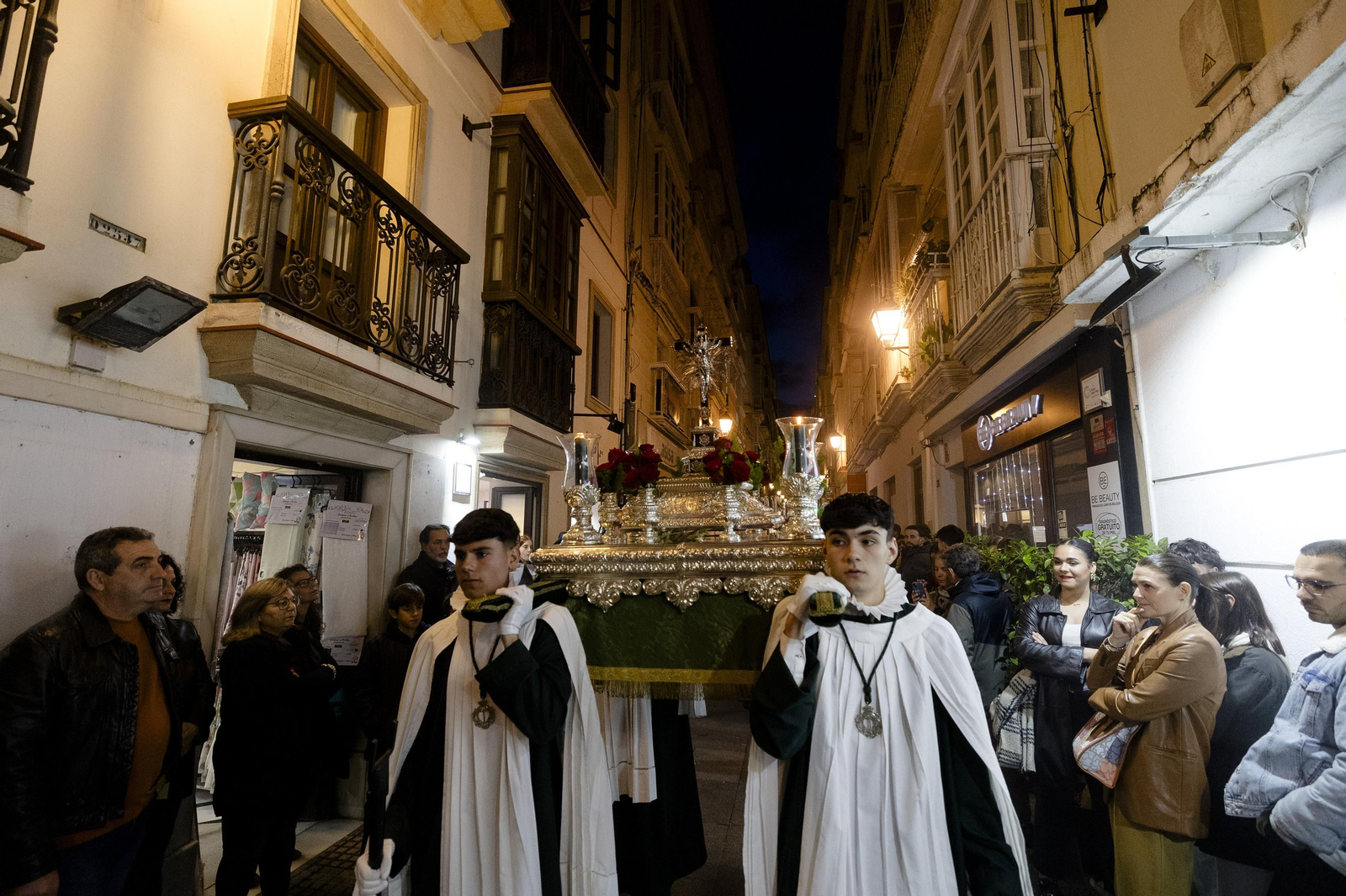 Las imágenes de la cofradía de Veracruz este Lunes Santo en la Semana Santa de Cádiz de 2024