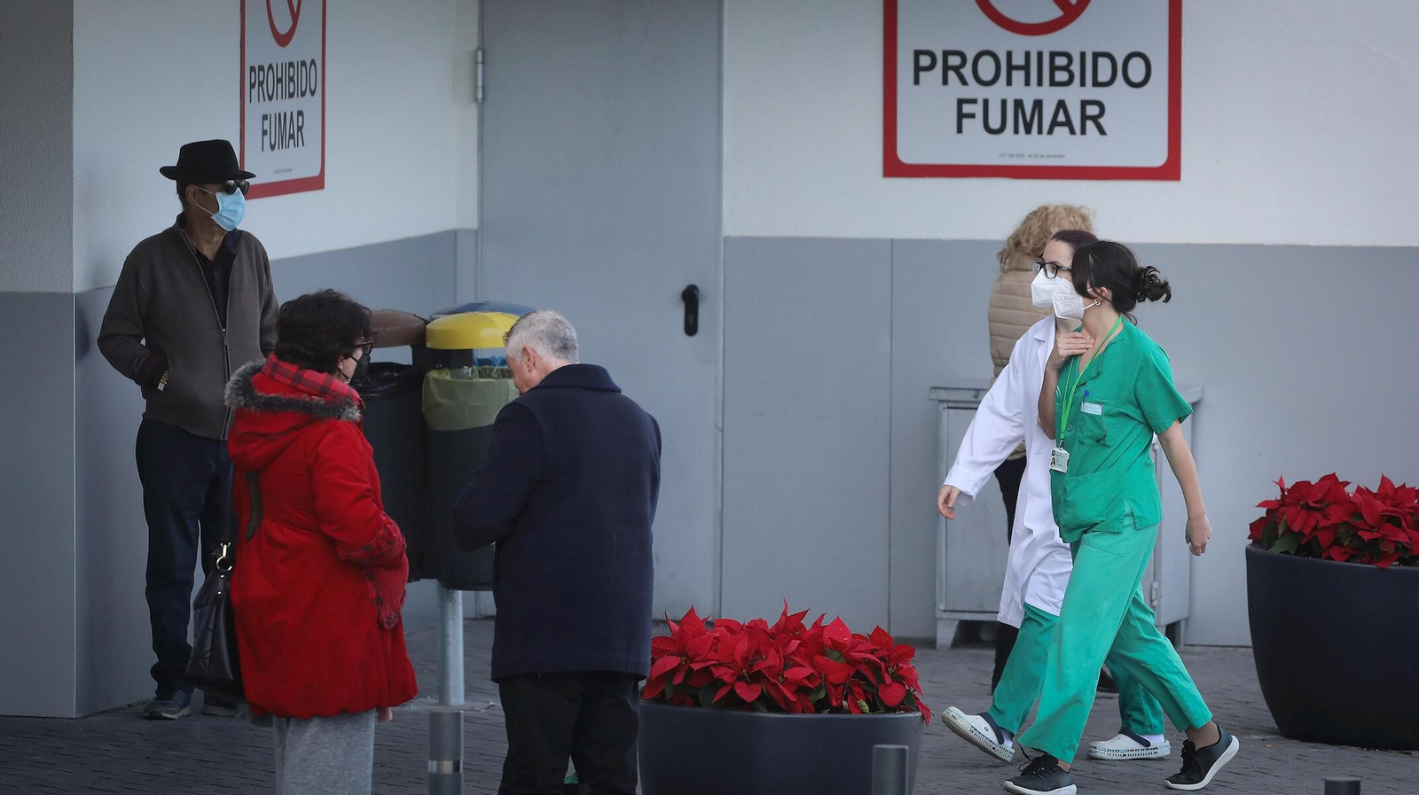 Sanitarios y ciudadanos en el hospital de Jerez.