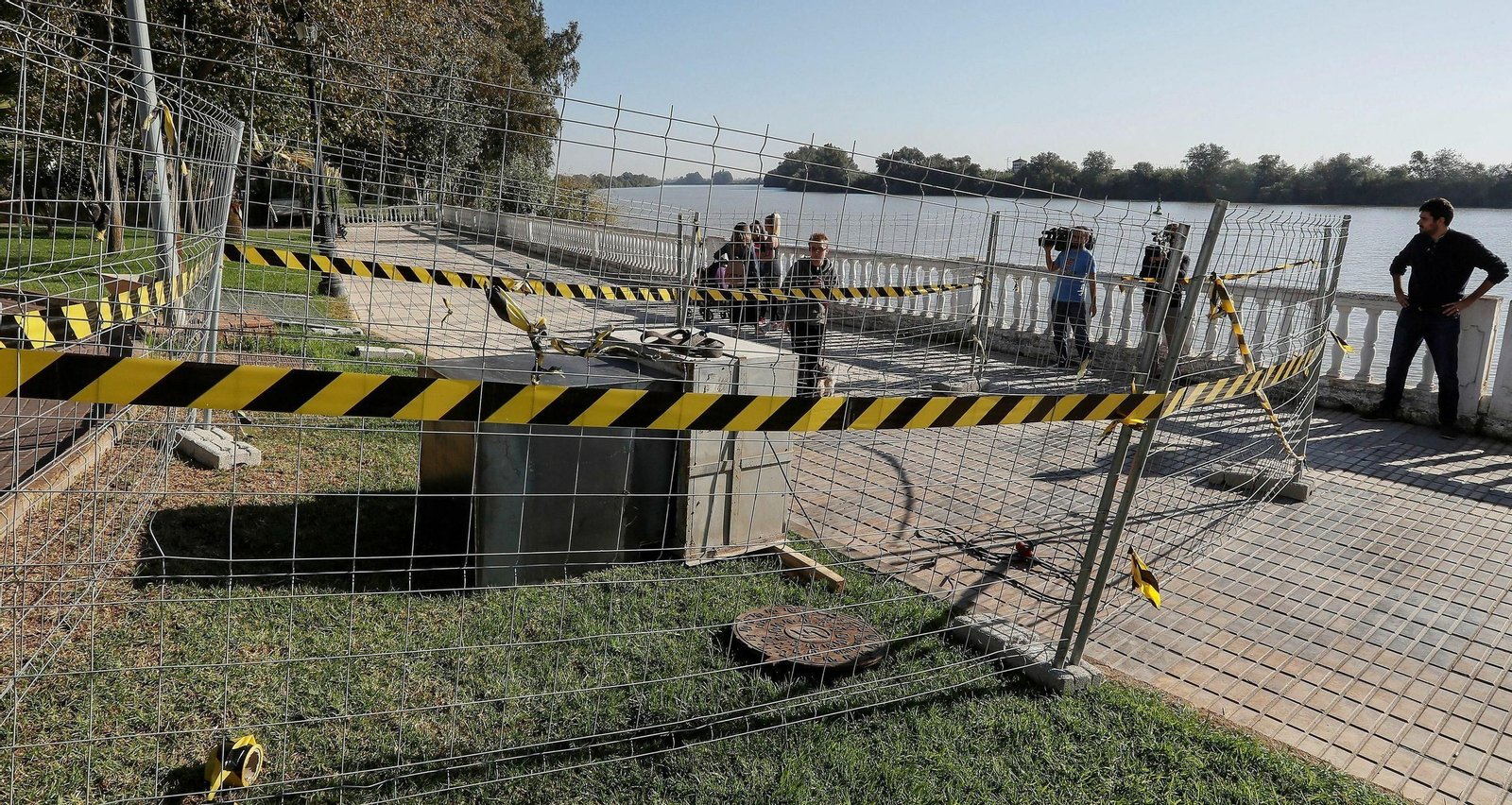 El extractor que se colocó en julio de 2018, muy cerca del río Guadalquivir, para extraer los gases del alcantarillado de la barriada. El extractor que se colocó en julio de 2018, muy cerca del río Guadalquivir, para extraer los gases del alcantarillado de la barriada.