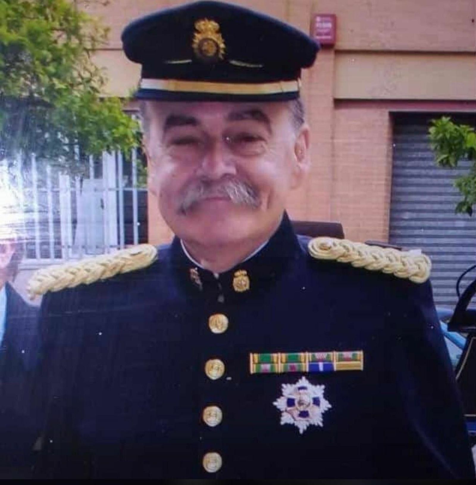 El policía Cayetano, con el uniforme de gran gala de la Policía Nacional.