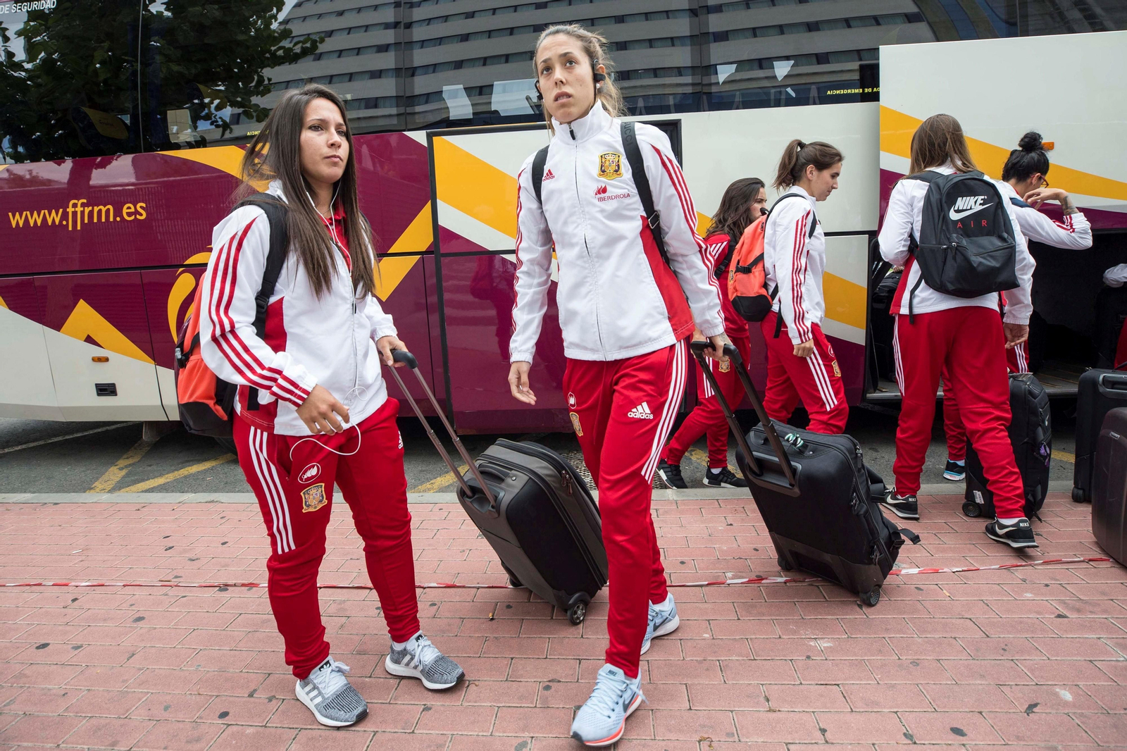 Lola Gallardo, junto a Mari Paz Vilas, en una concentración de la selección española femenina.