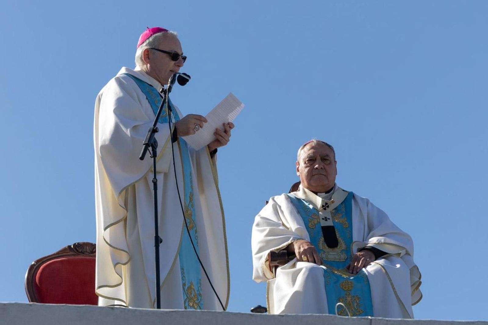 Miles de romeros acuden al encuentro de la Virgen de la Cabeza en su romería