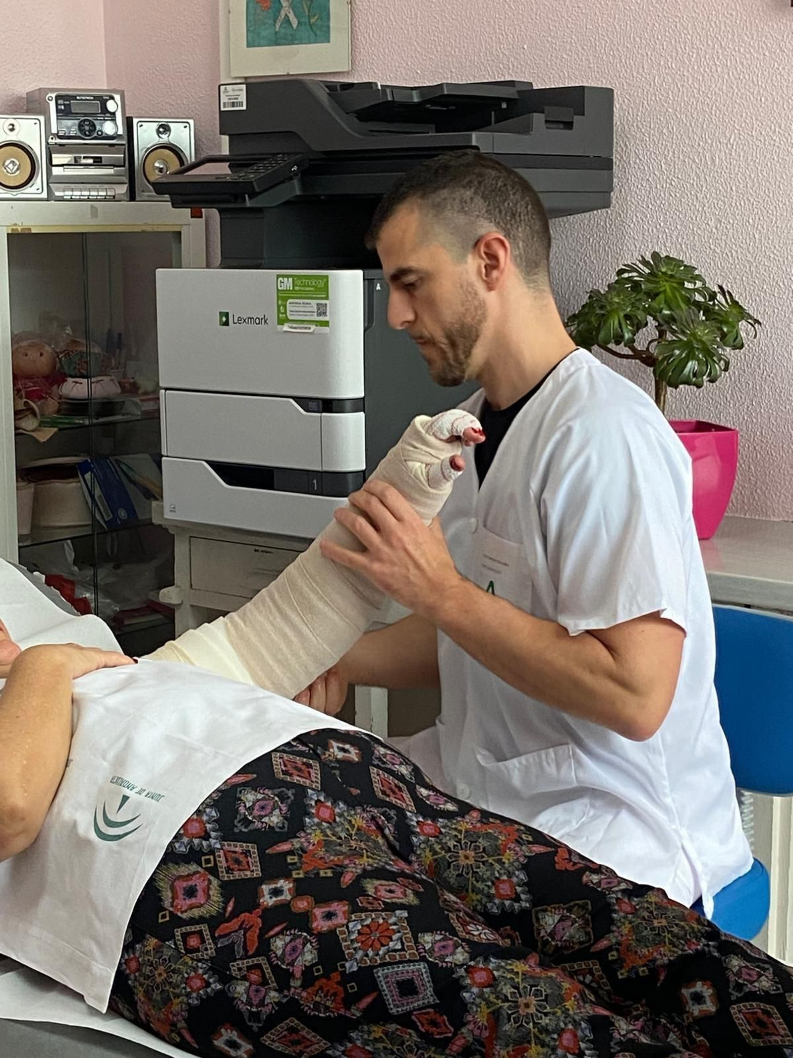 Jesús atendiendo a una paciente en la consulta de Algeciras