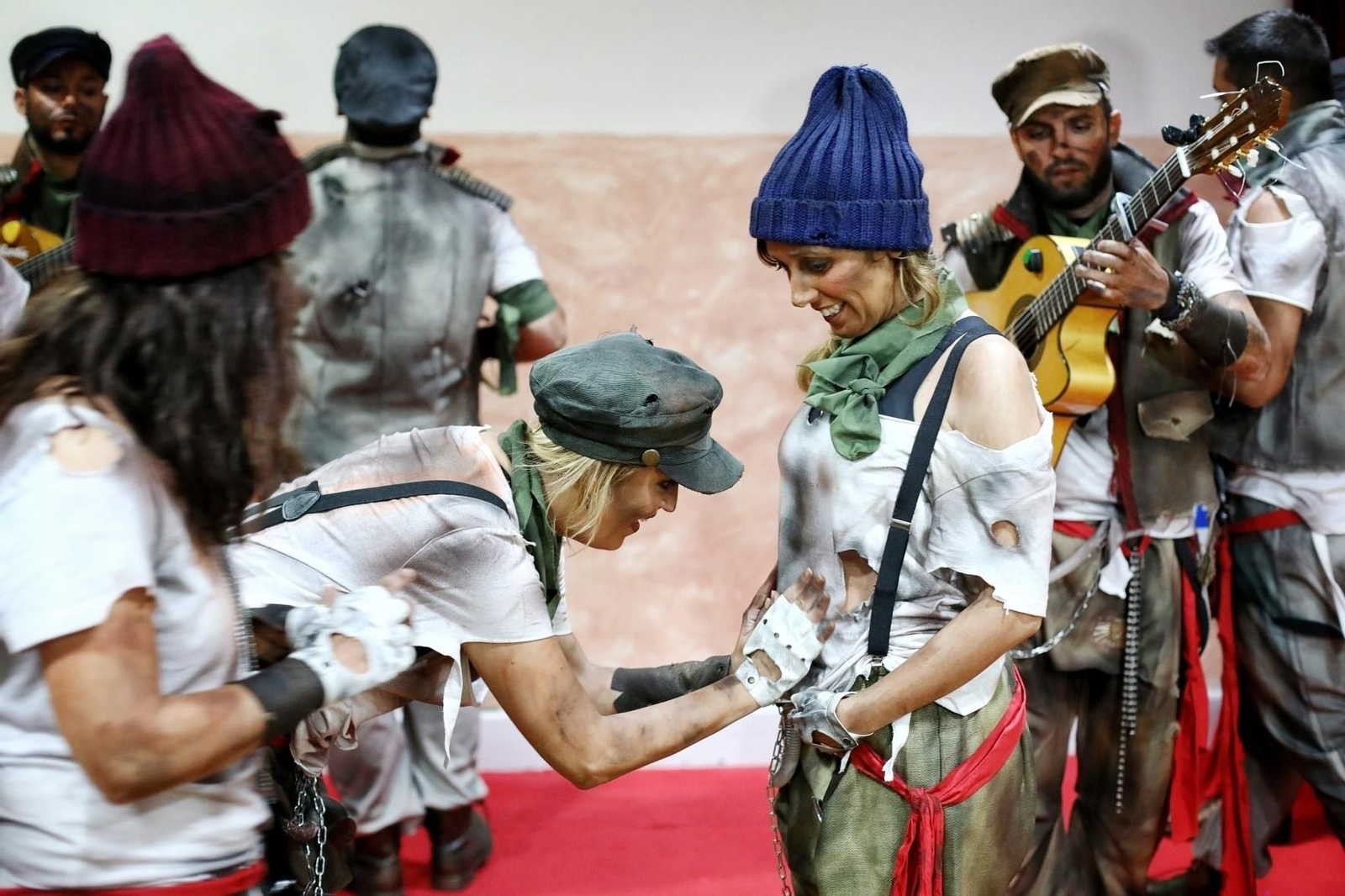 La comparsa 'Las cachivache' calientan voces antes de salir al escenario