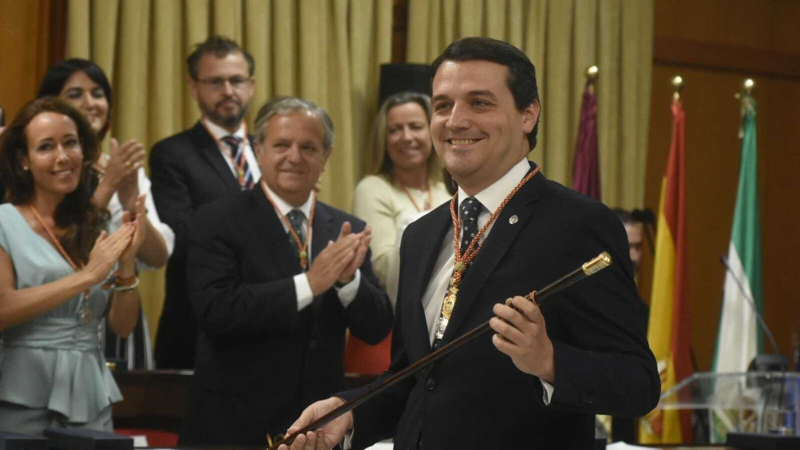 Bellido, con la vara de mando tras ser investido alcalde.