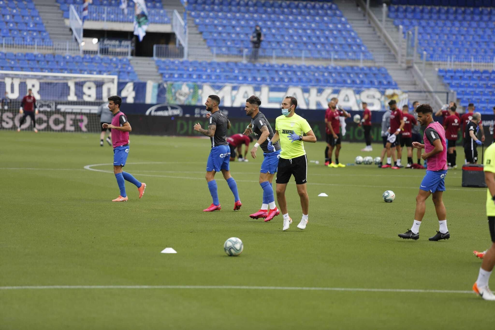 Galería del calentamiento del Málaga-Huesca.