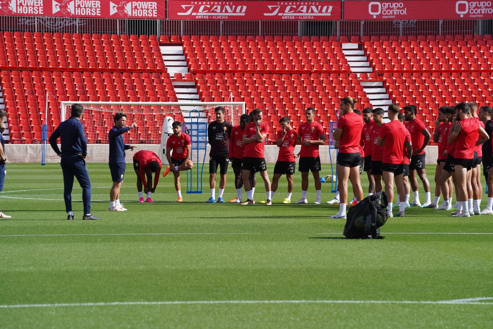 Rubi se dirige a su plantilla en un entrenamiento en el Mediterráneo
