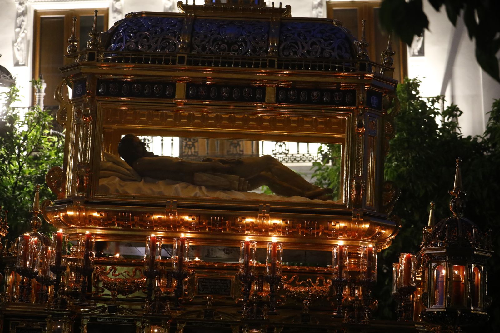 Viernes Santo en Córdoba: la procesión del Santo Sepulcro, en imágenes