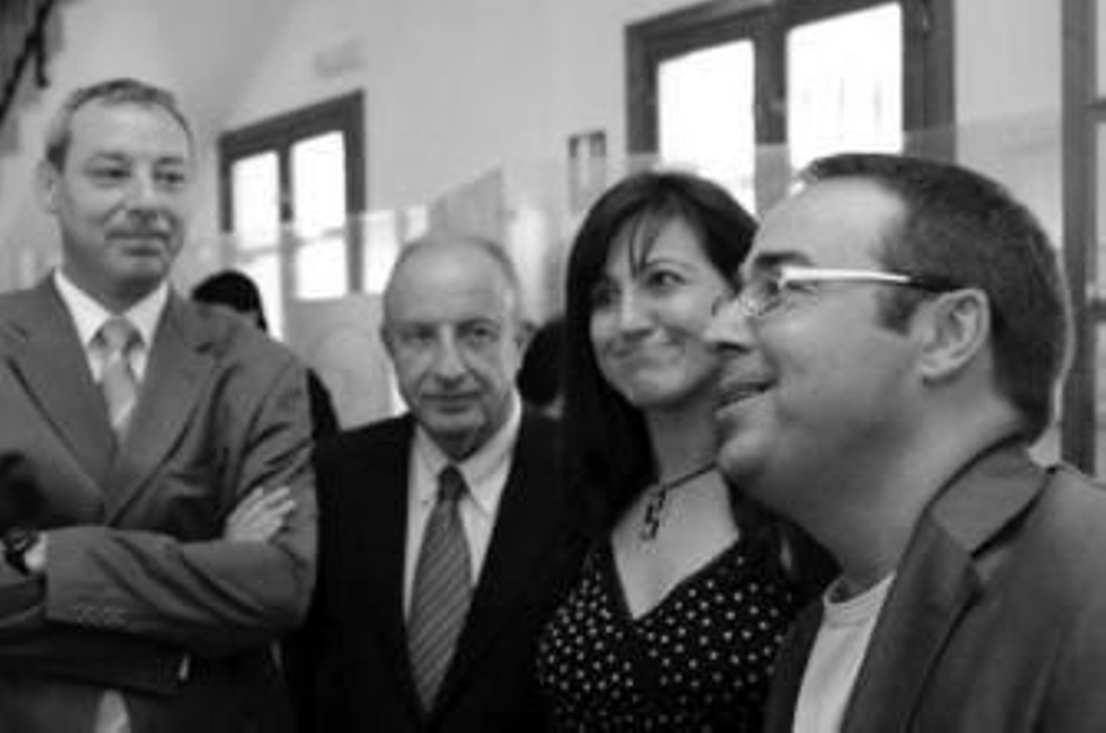 Juan Mar, alcalde de Castril (derecha) conversa con dirigentes socialistas como Álvarez de la Chica (izquierda).