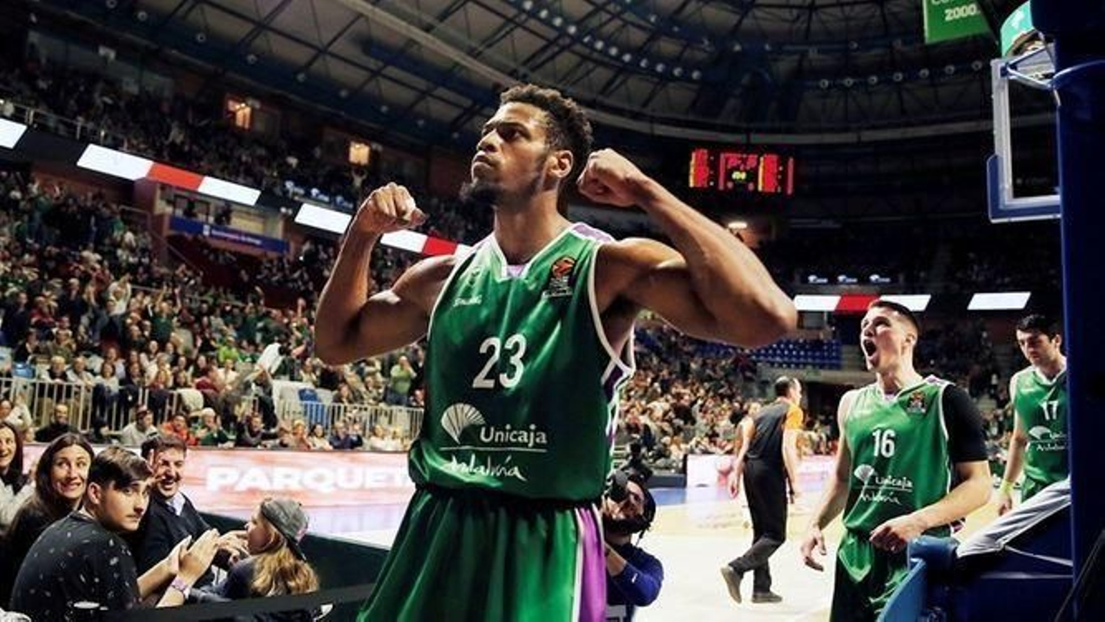 Jeff Brooks celebra una canasta con Nedovic a su espalda.