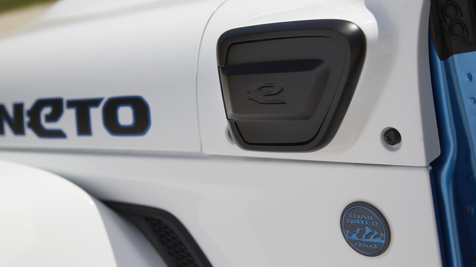 Esta transformación cuenta con el sello Trail Rated 4x4 que acredita su capacidad para progresar en cualquier condición del terreno.