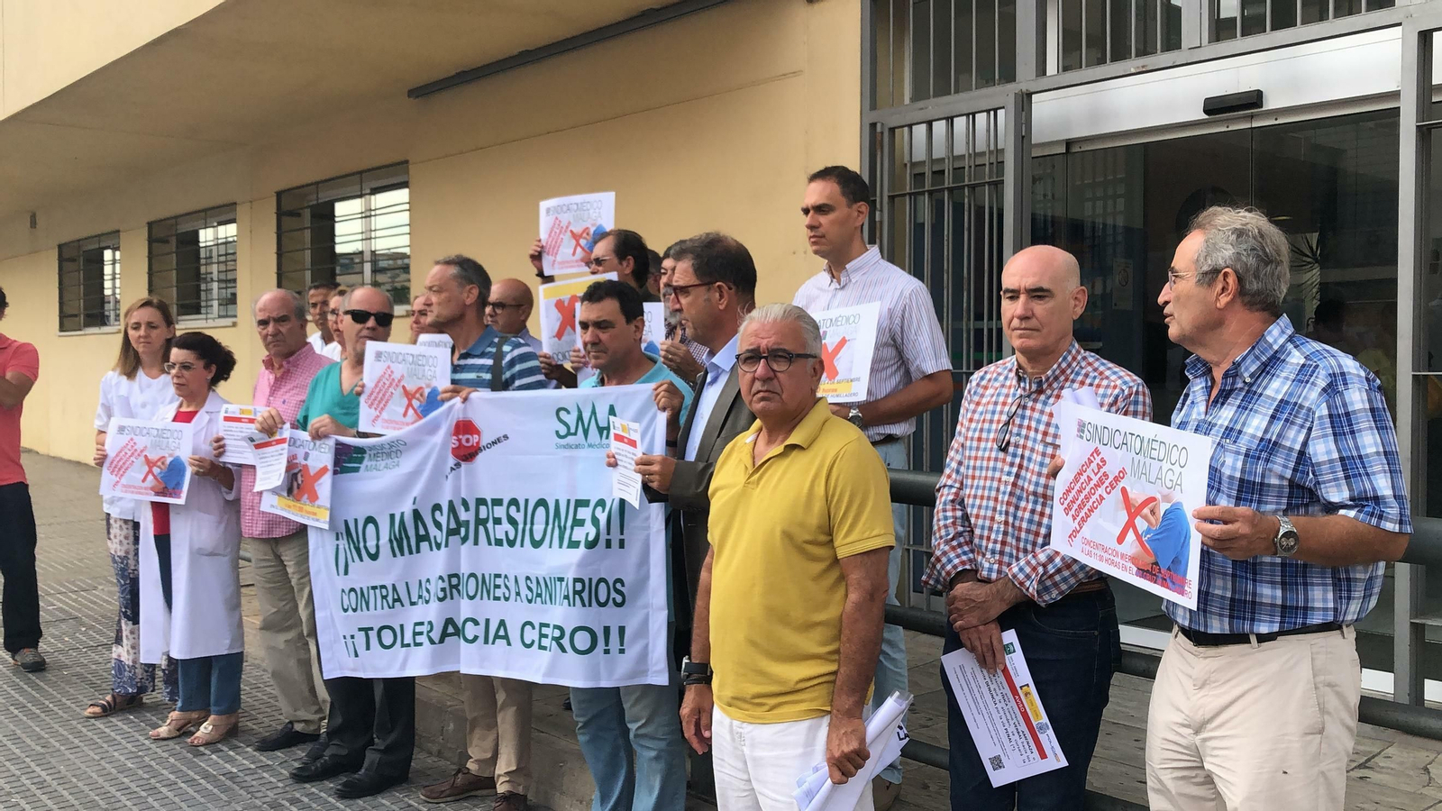 Facultativos durante la concentración de este miércoles.