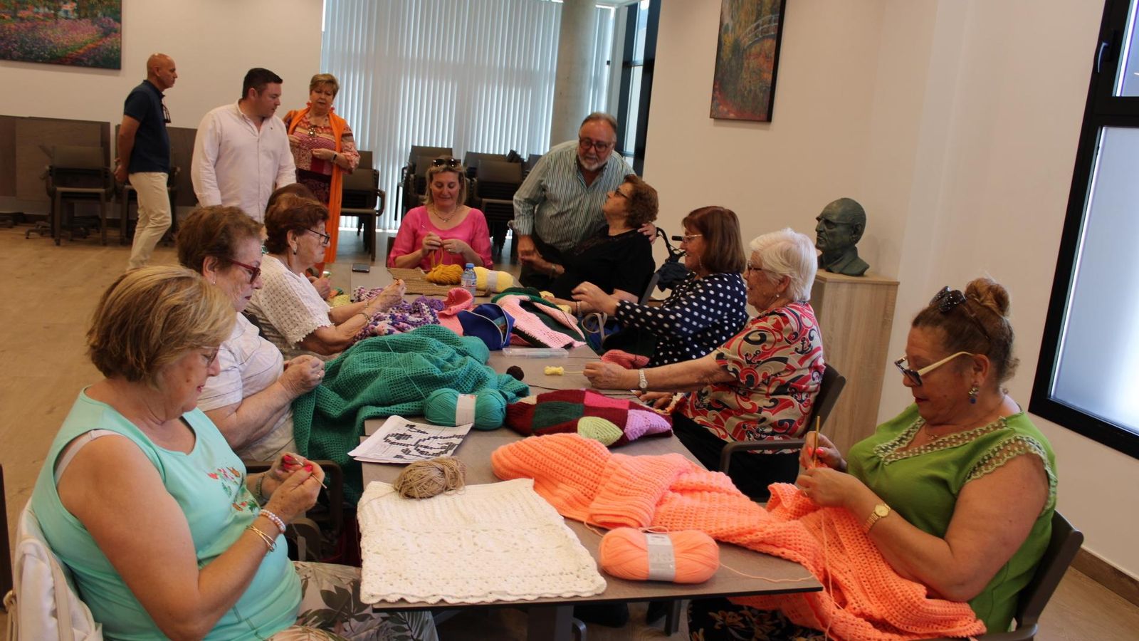 Joaquín Villanova, con las mujeres del taller de croché de Alhaurín de la Torre.