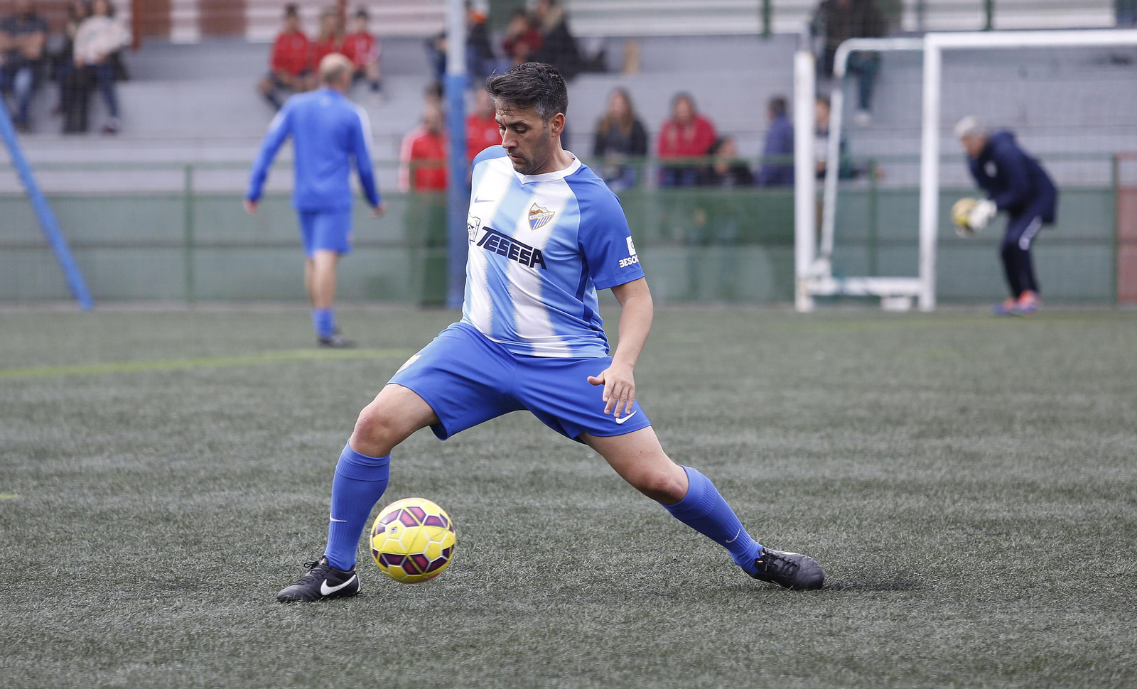 La jornada solidaria de los Málaga Forever y el Betis, en fotos