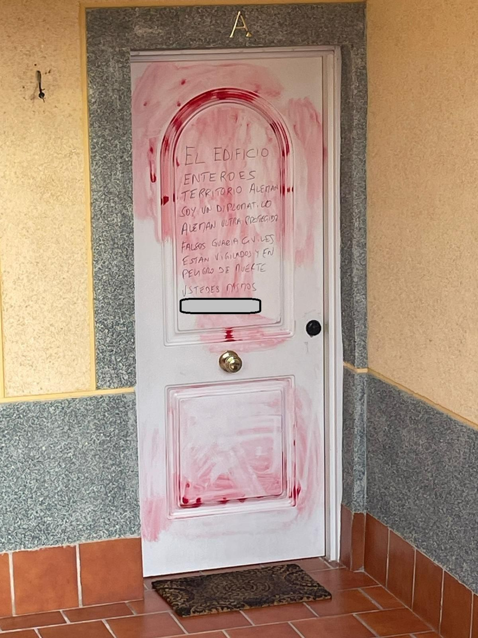 Imagen de una de las puertas del bloque de viviendas