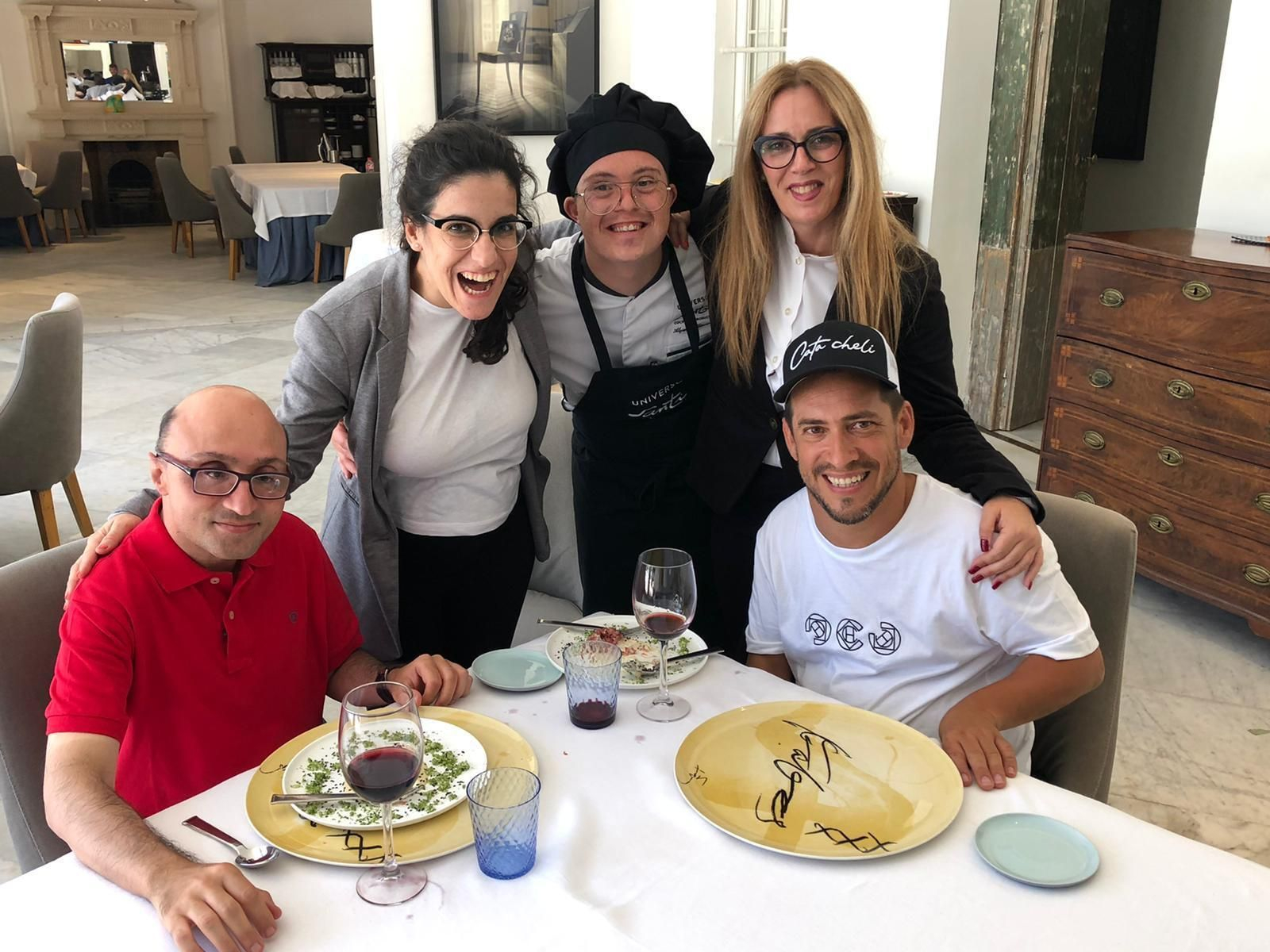 Jesús Vidal y 'El Langui', sentados, con personal de Universo Santi.