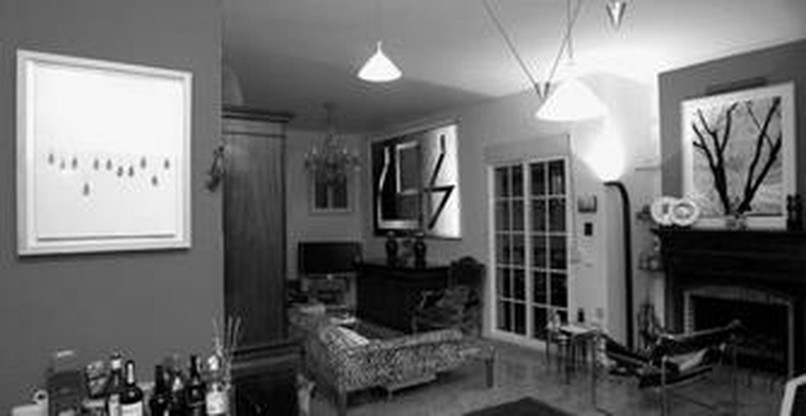 Benjamín Prado reconoce que apenas le quedan espacios libres en su vivienda para exponer todo el arte que adquiere en galerías nacionales e internacionales.