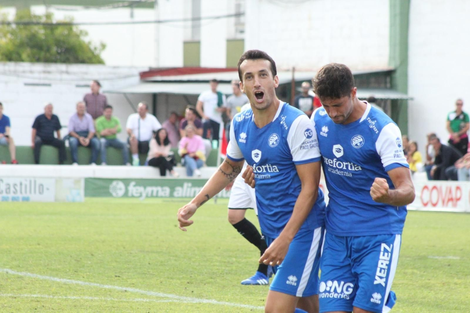 Zafra celebra su gol al Pozoblanco mientras es felicitado por Astray.