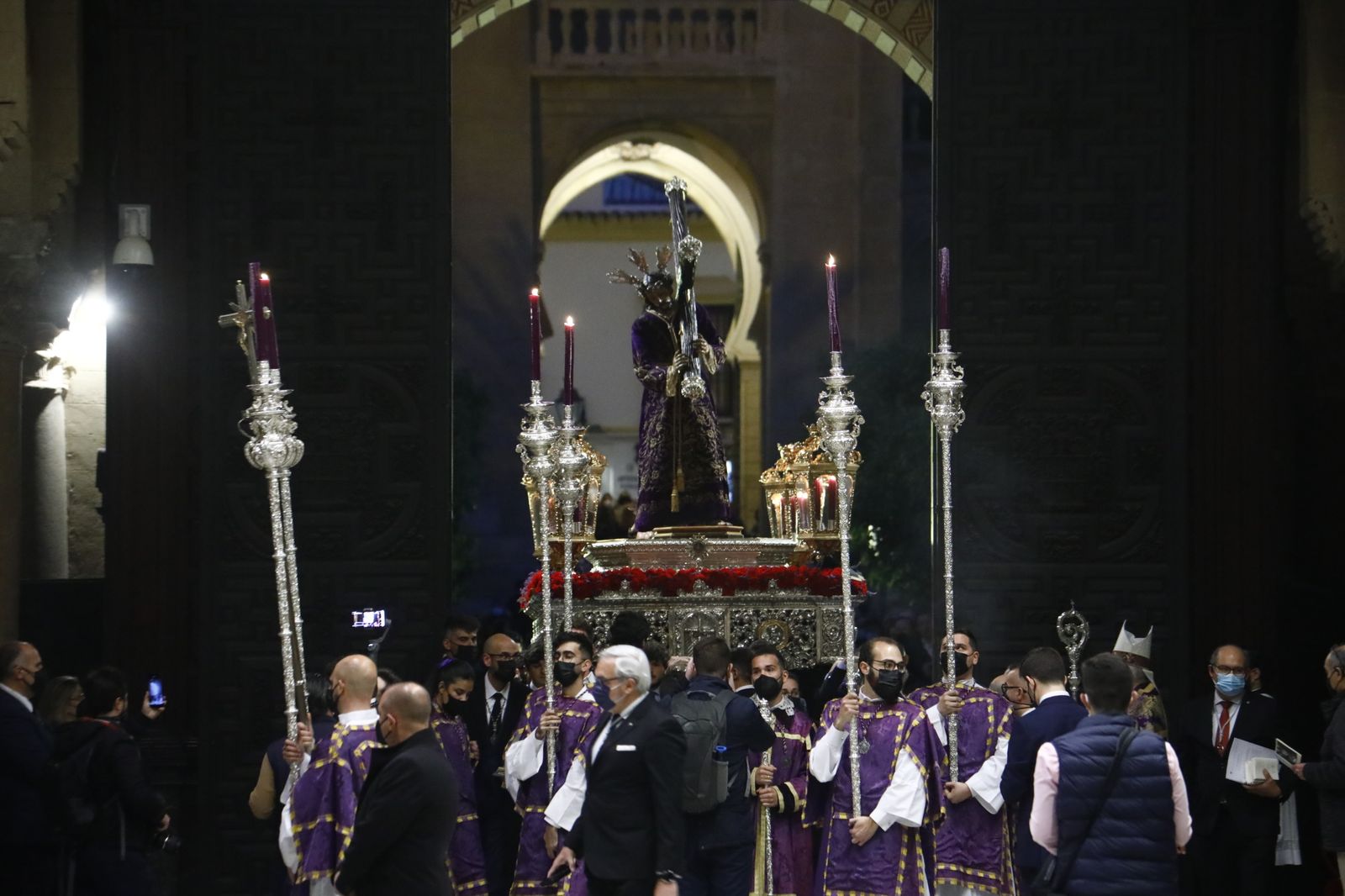 El vía crucis de las hermandades de Córdoba con el Señor del Calvario, en imágenes