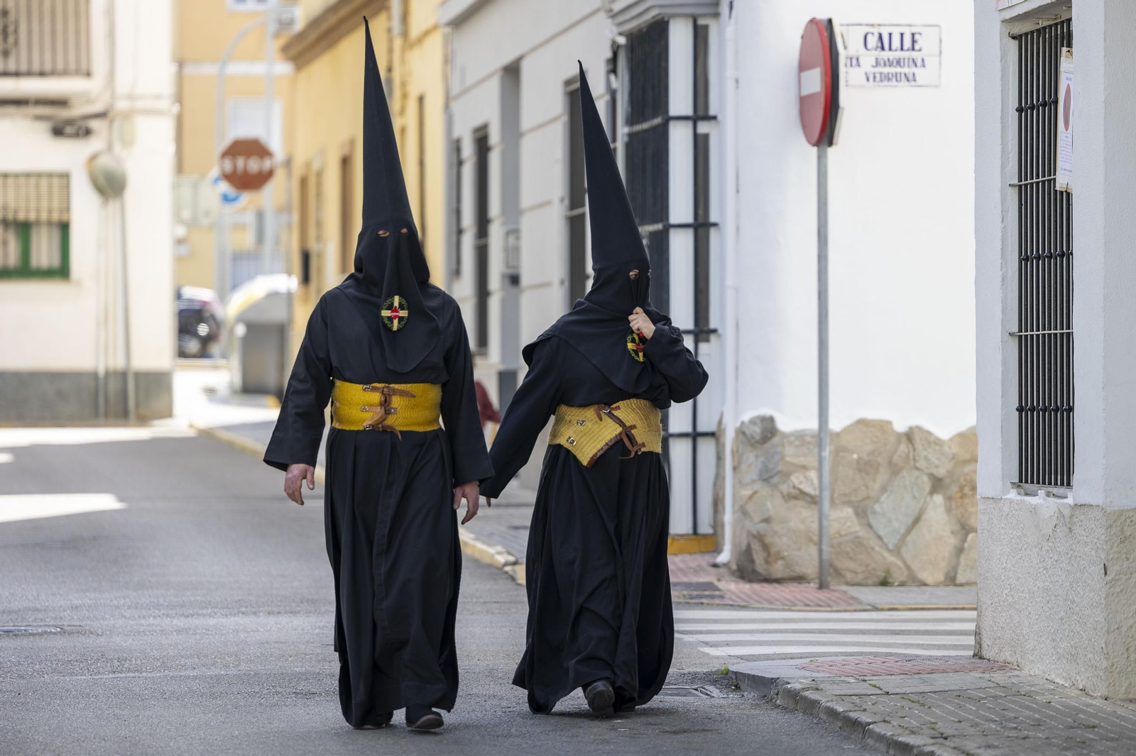En imágenes, Vera Cruz también adelanta su salida y recorta su recorrido en el Miércoles Santo de la Semana Santa 2025 de San Fernando