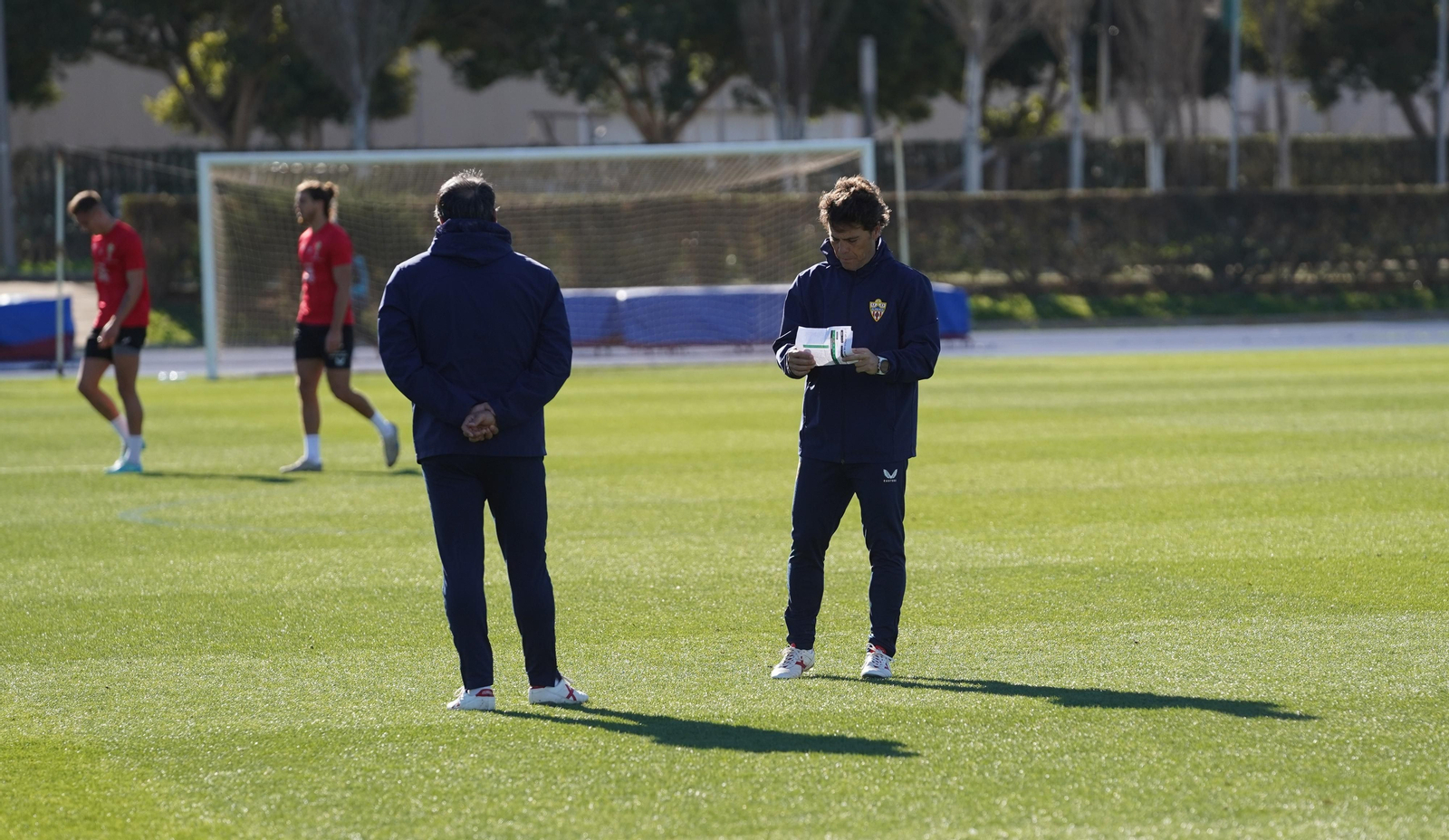 El técnico catalán consulta unos papeles en el entrenamiento del miércoles