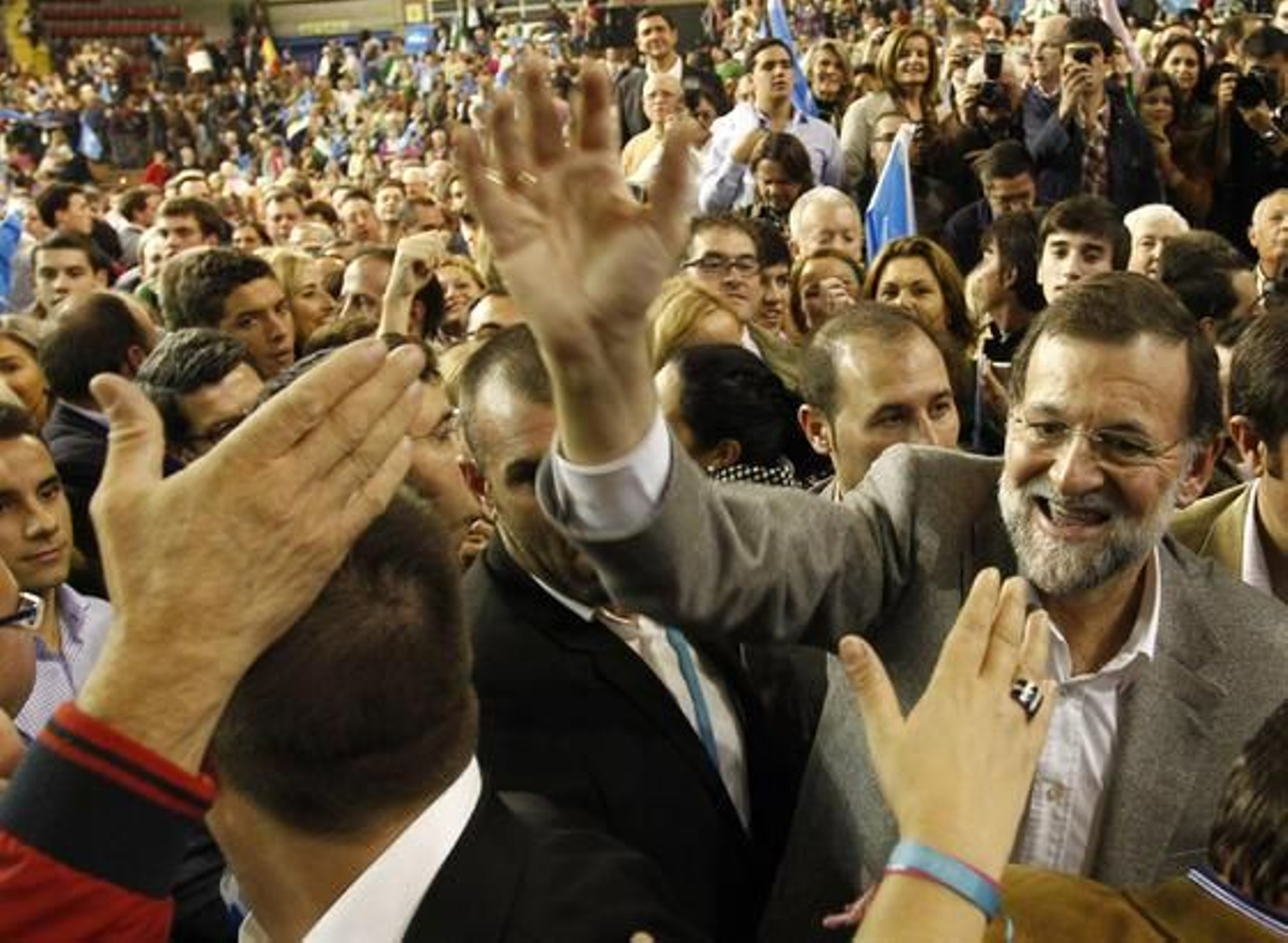 Mariano Rajoy ofrece un mitin en el palacio de deportes de Sevilla, con la presencia de Javier Arenas, Juan ignacio Zoido y Cristobal Montoro, entre otros miembros del Partido Popular.

Foto: El mitin del Partido Popular en Sevilla, en im?nes