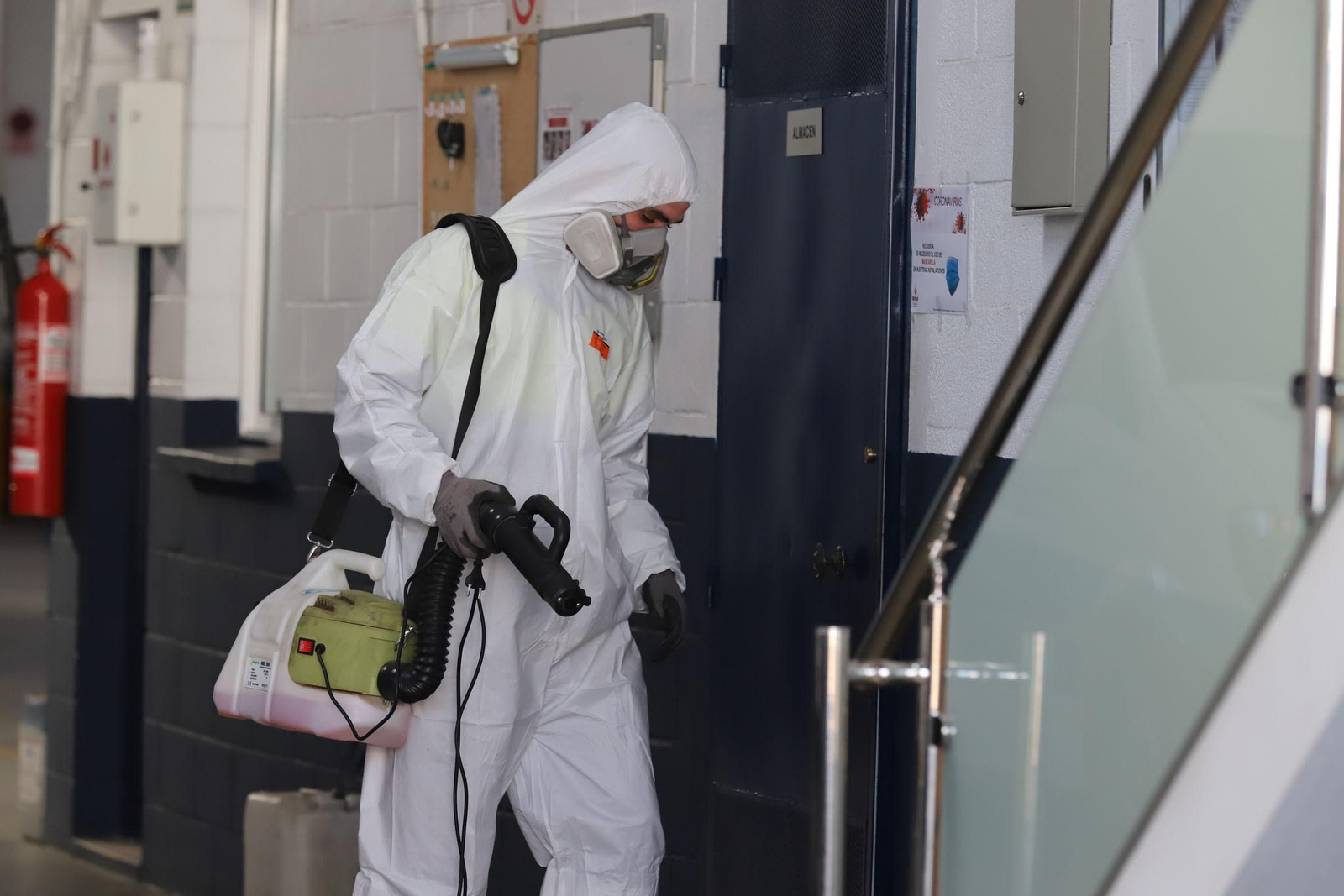 Imágenes del plan de limpieza y desinfección que lleva a cabo el Consorcio de transporte sanitario de Huelva en sus ambulancias.
