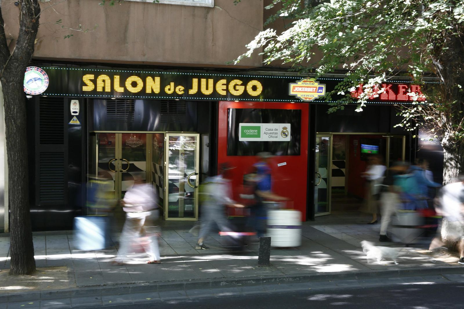 Exterior de un salón de juego.