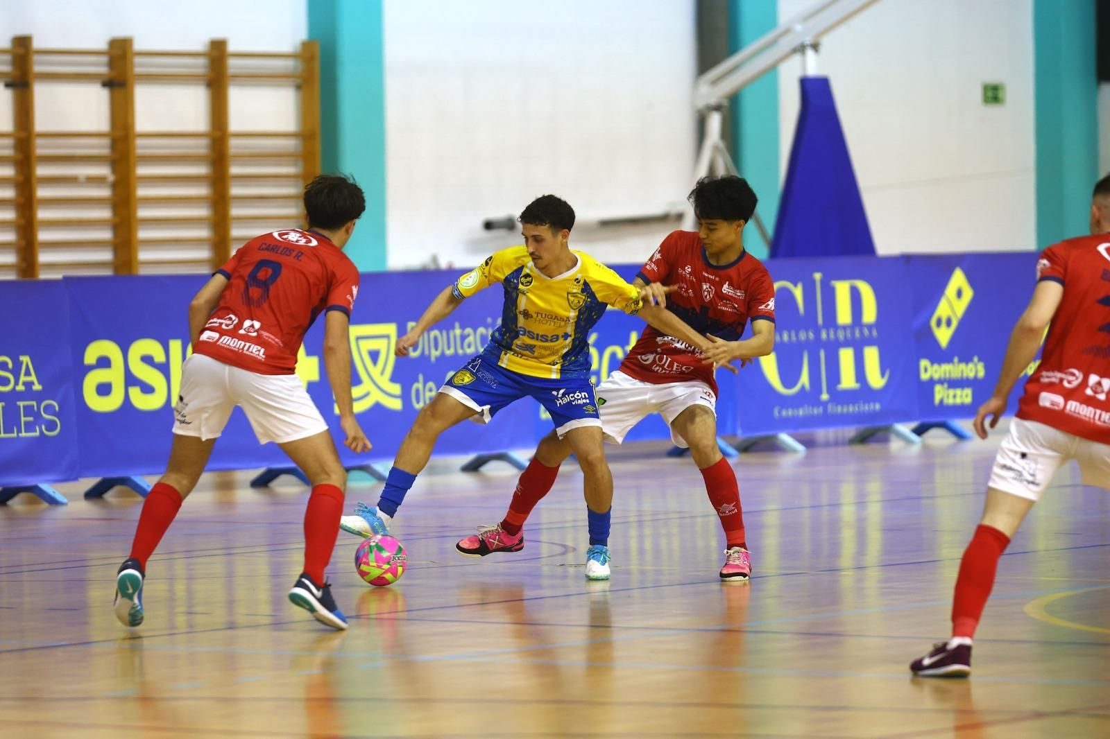 Un acción del partido del Virgili contra el líder de la Liga.