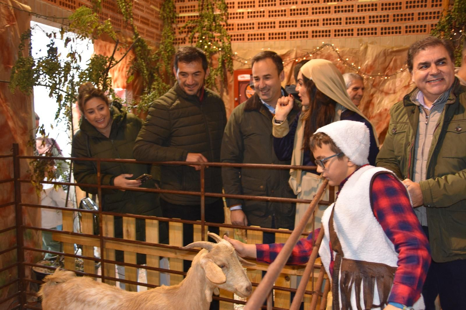 Sebastián Pomares, Carlos Soriano, María del Carmen Méndez y José Carlos Hernández en la visita al belén.